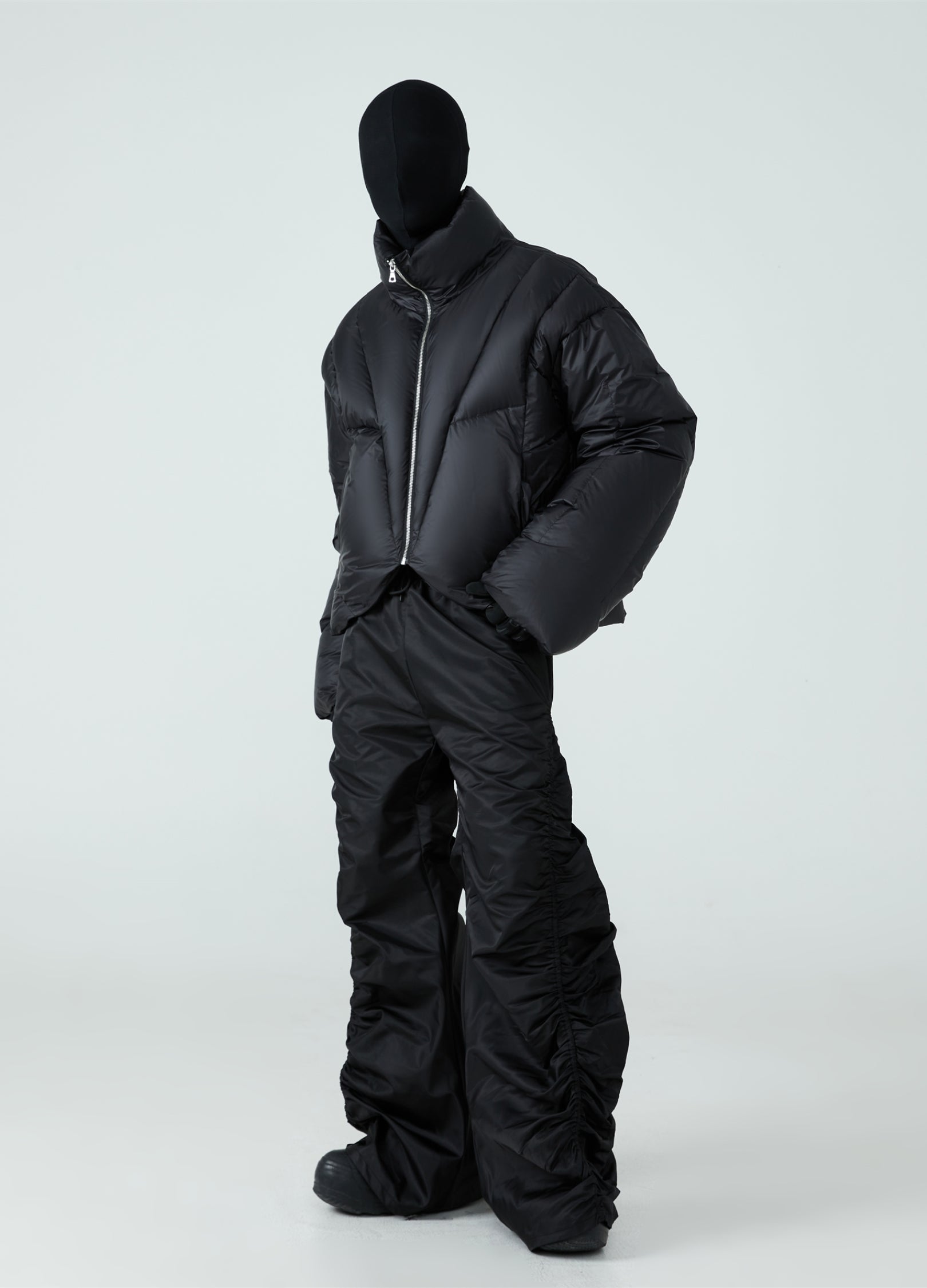 Piumino con colletto alto e taglio a V 23FW