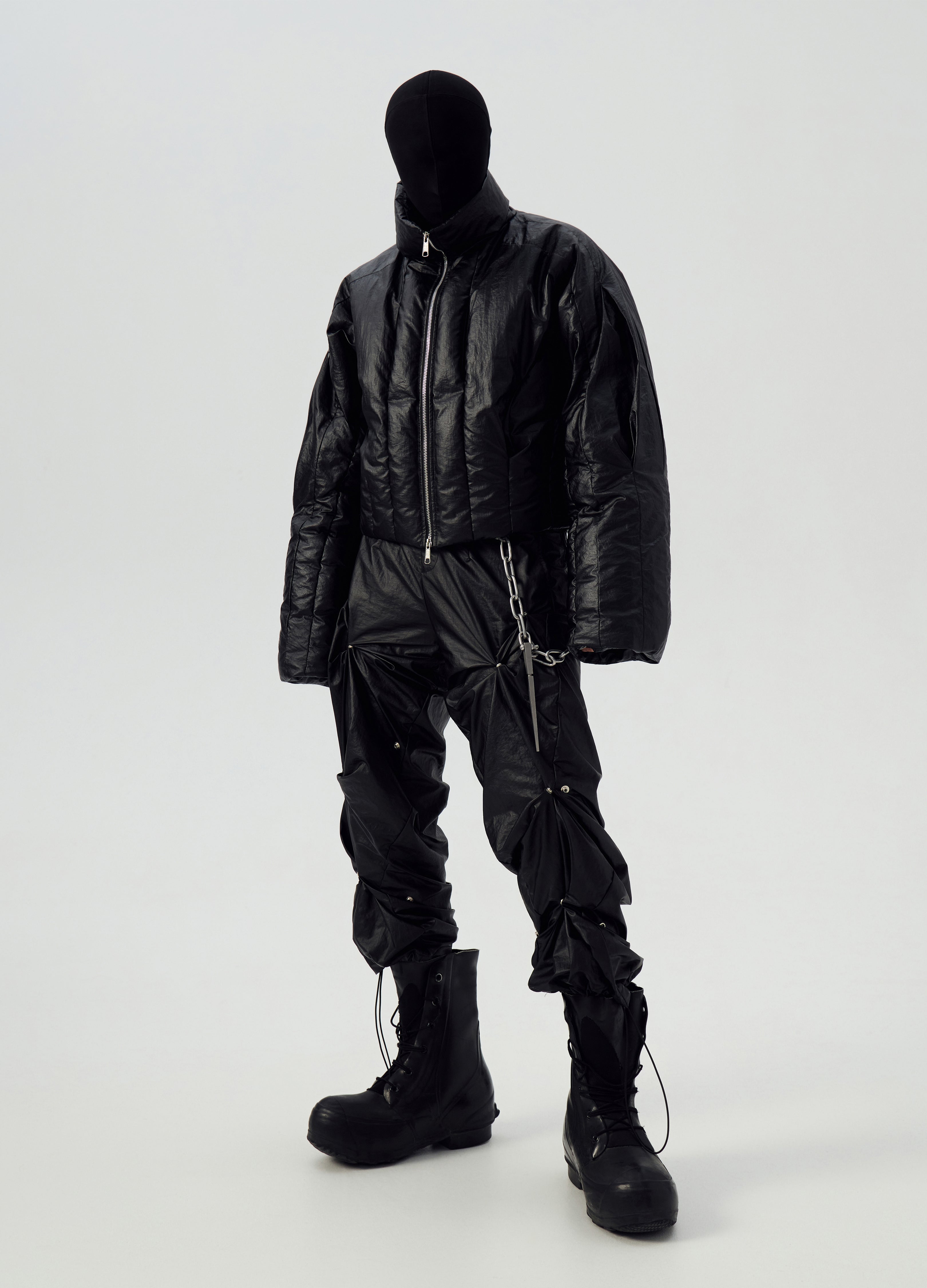 PIUMINO CON COLLO ALTO NERO LUCIDO 24FW