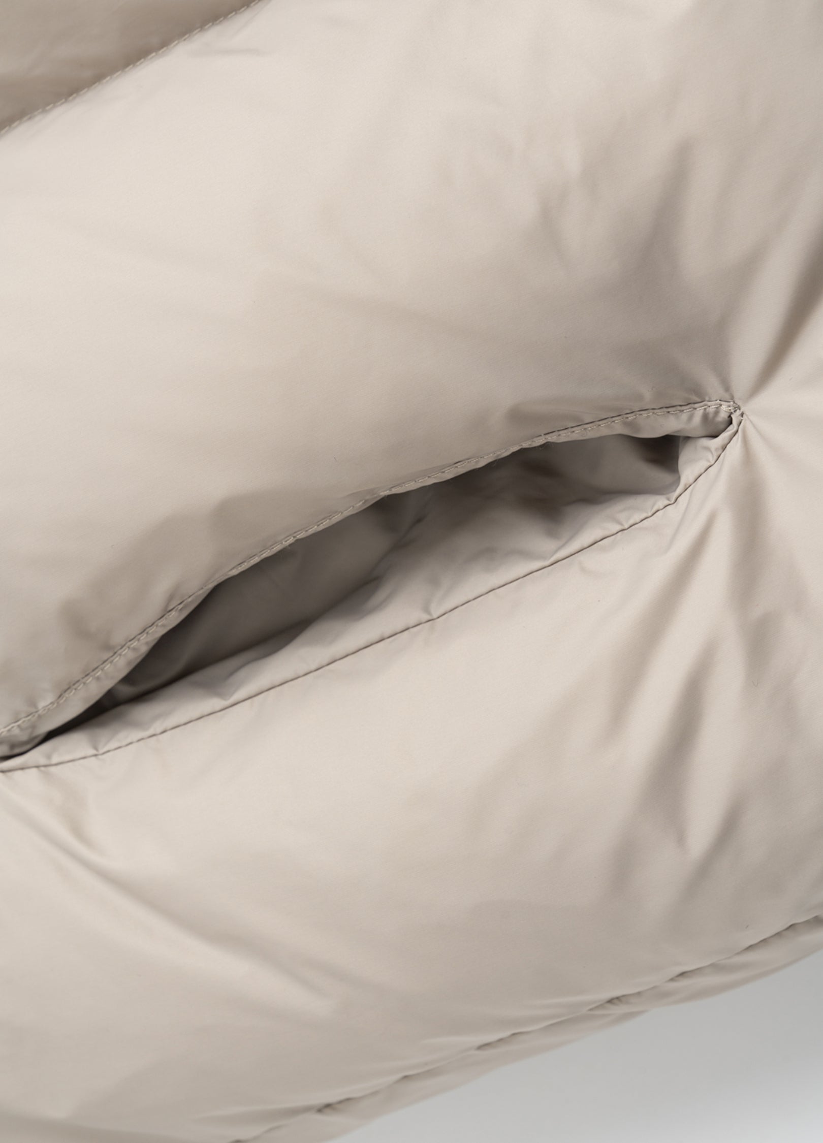 Giacca in piumino con patta diagonale 23FW