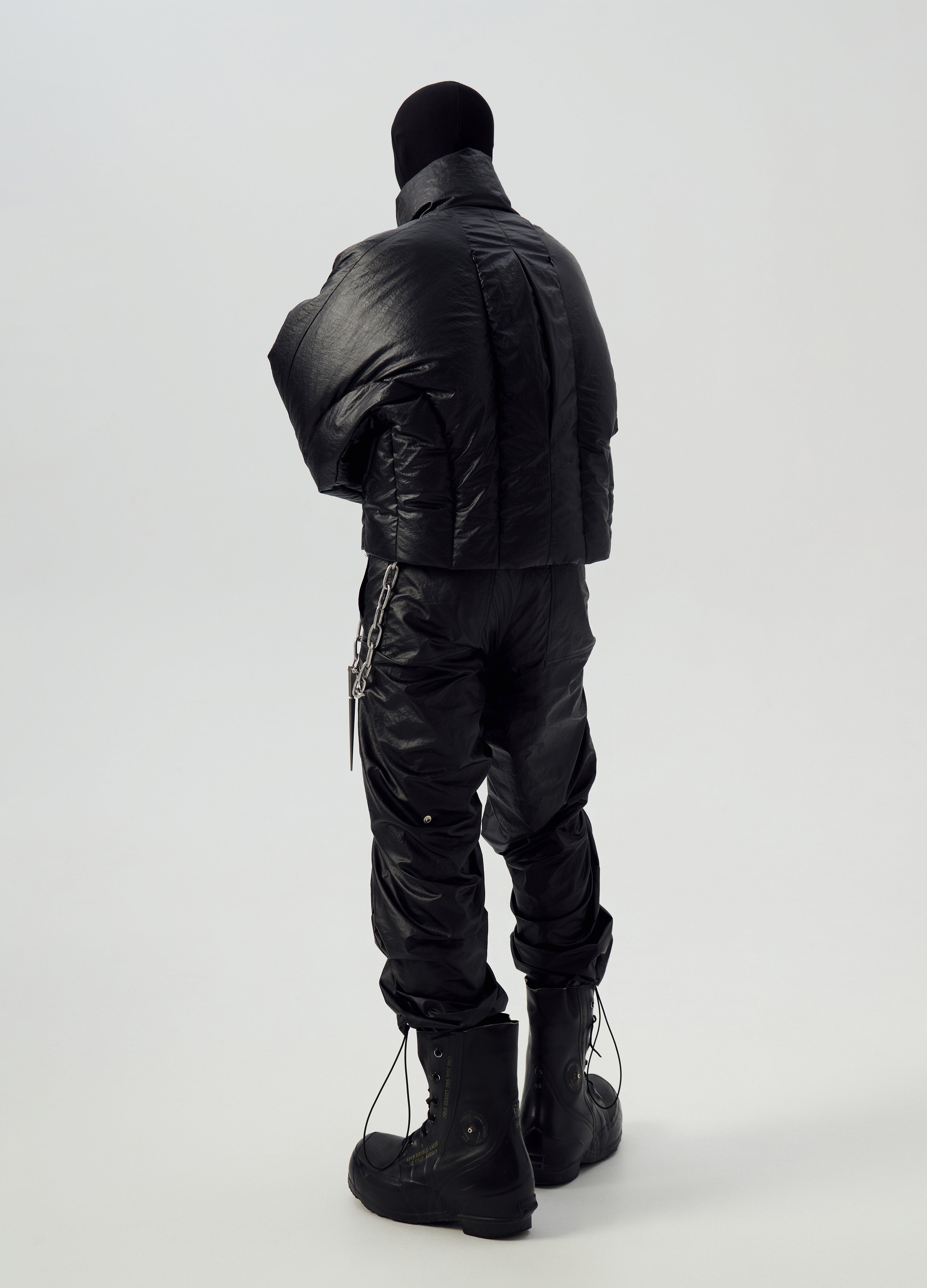 PIUMINO CON COLLO ALTO NERO LUCIDO 24FW