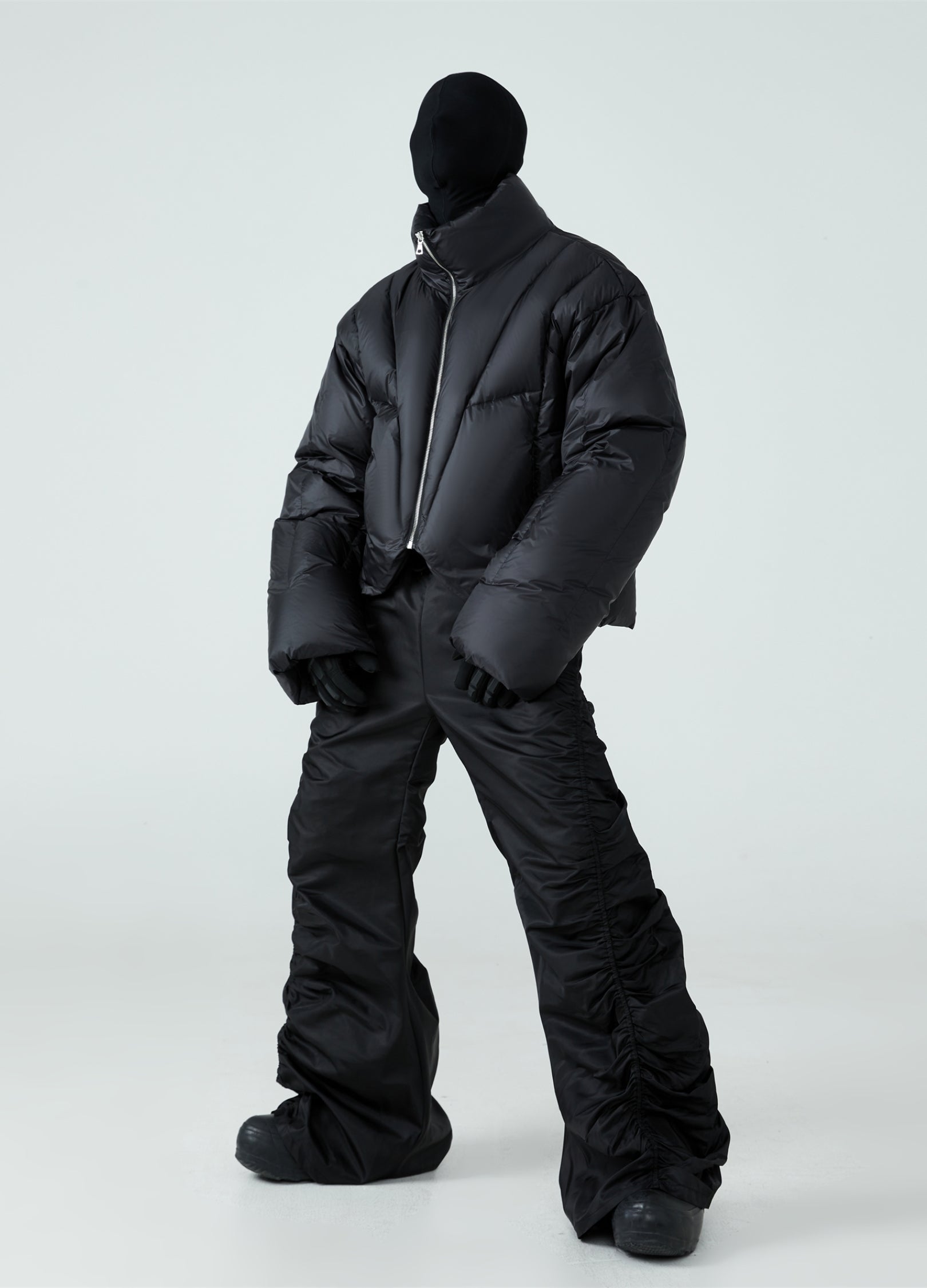 Piumino con colletto alto e taglio a V 23FW