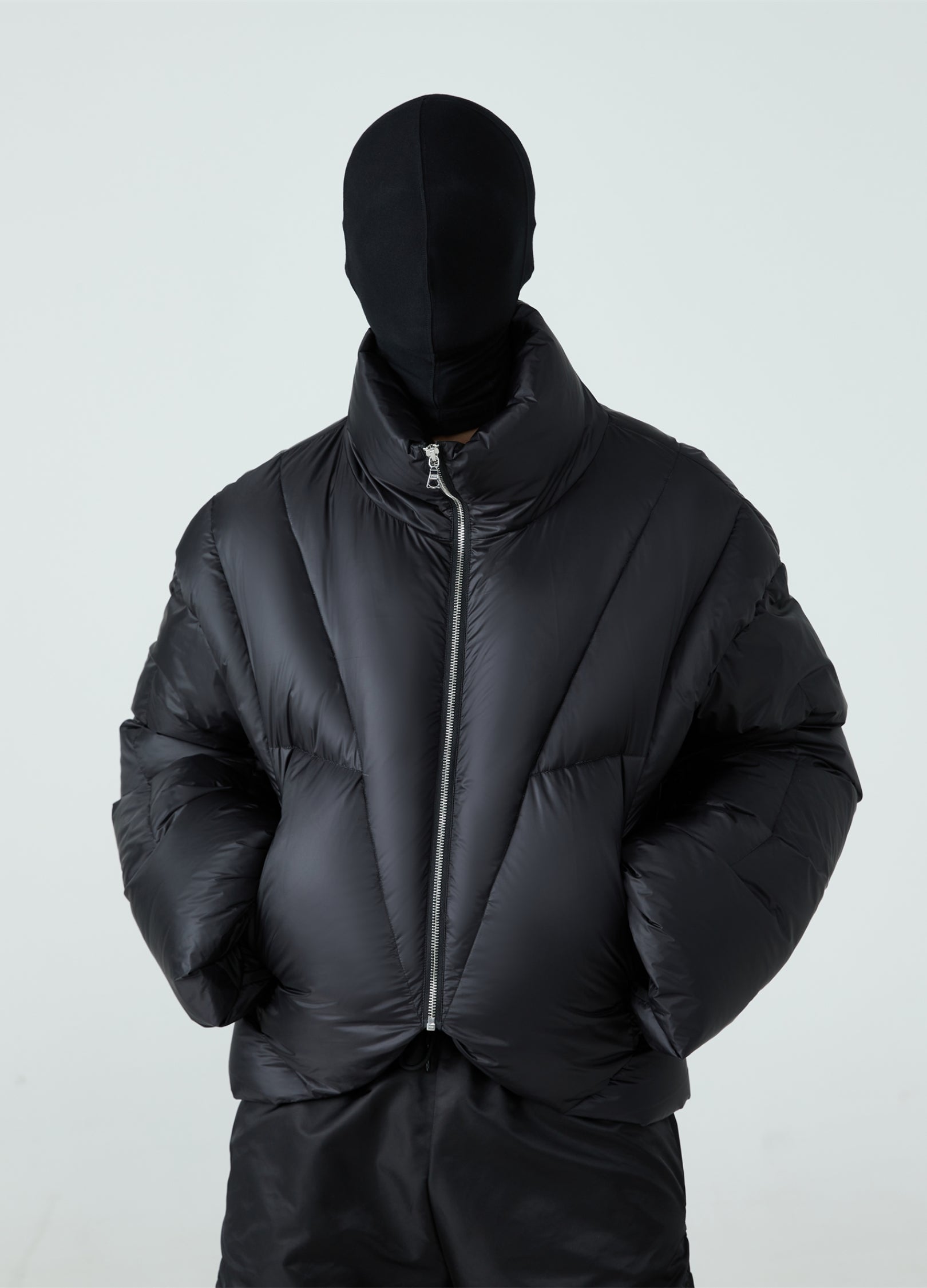 Piumino con colletto alto e taglio a V 23FW