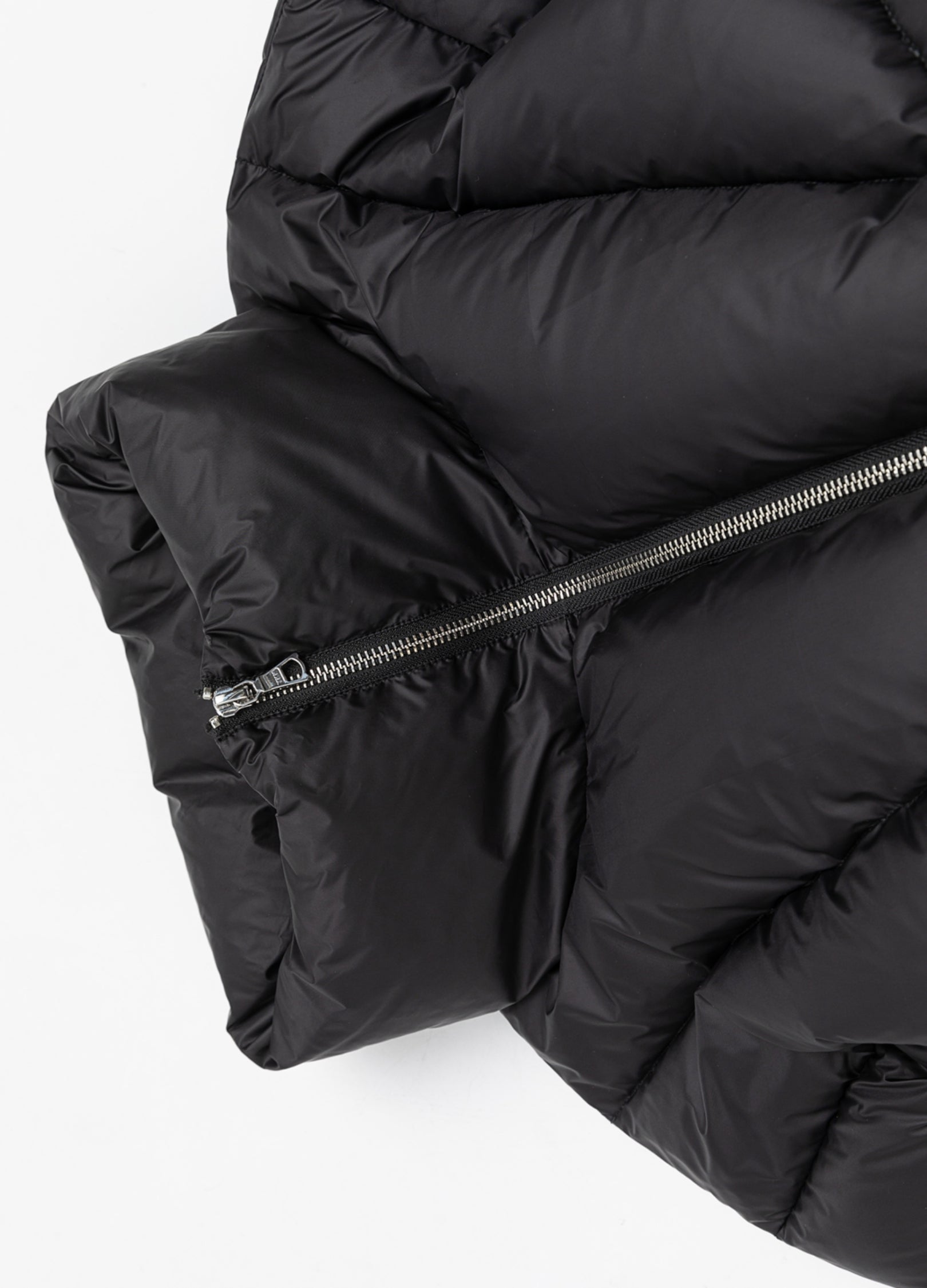 Piumino con colletto alto e taglio a V 23FW