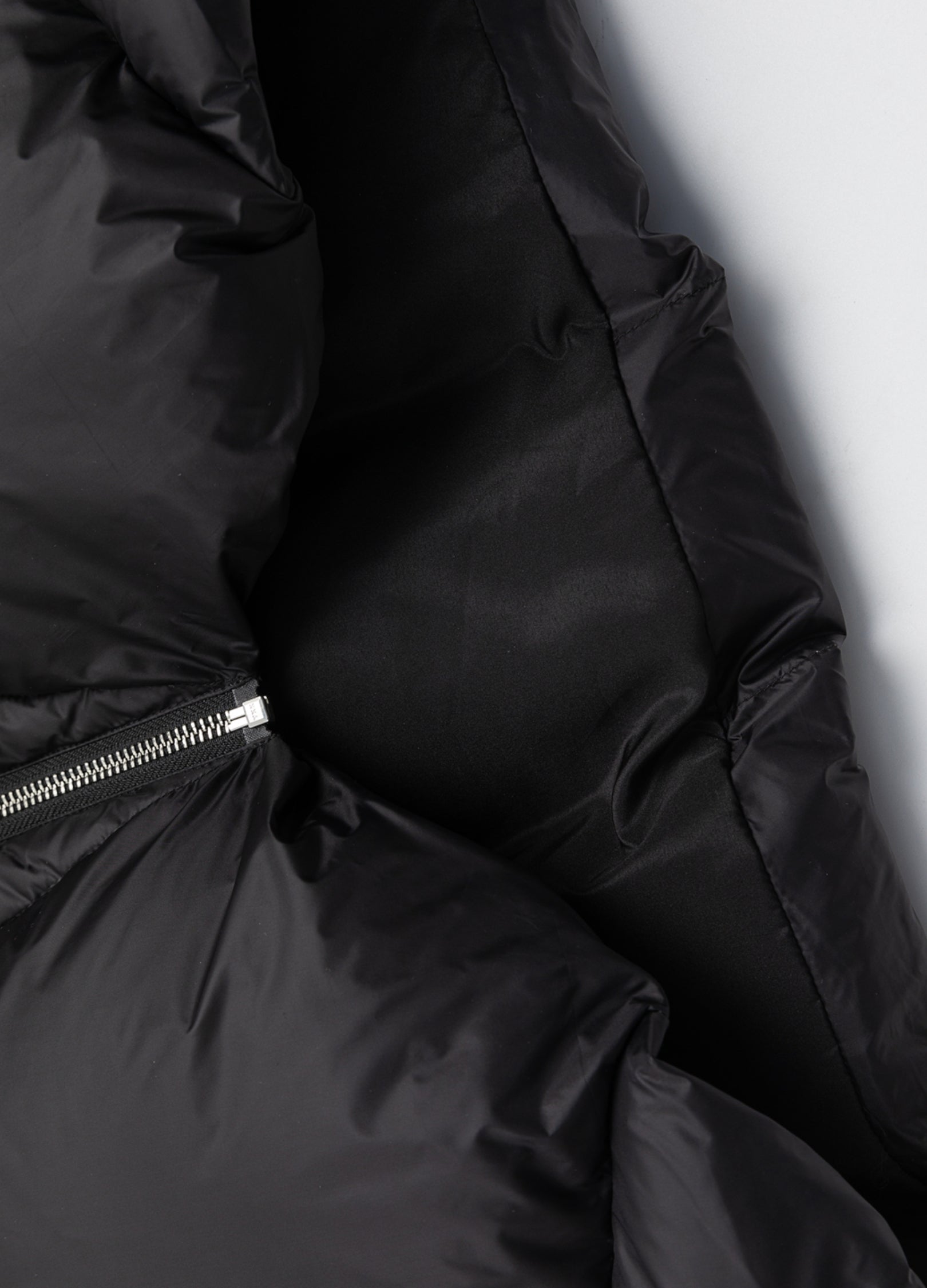 Piumino con colletto alto e taglio a V 23FW