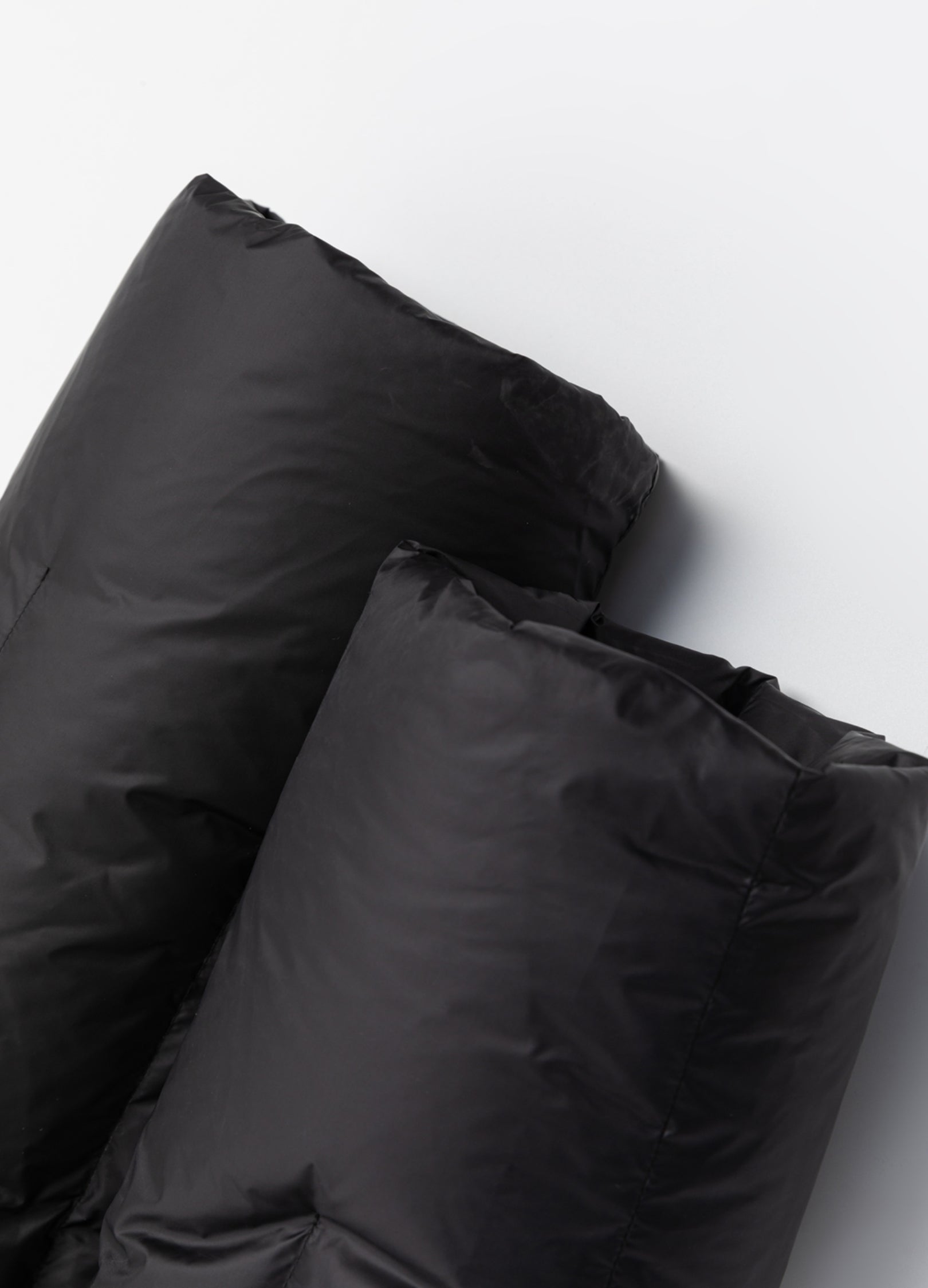 Piumino con colletto alto e taglio a V 23FW