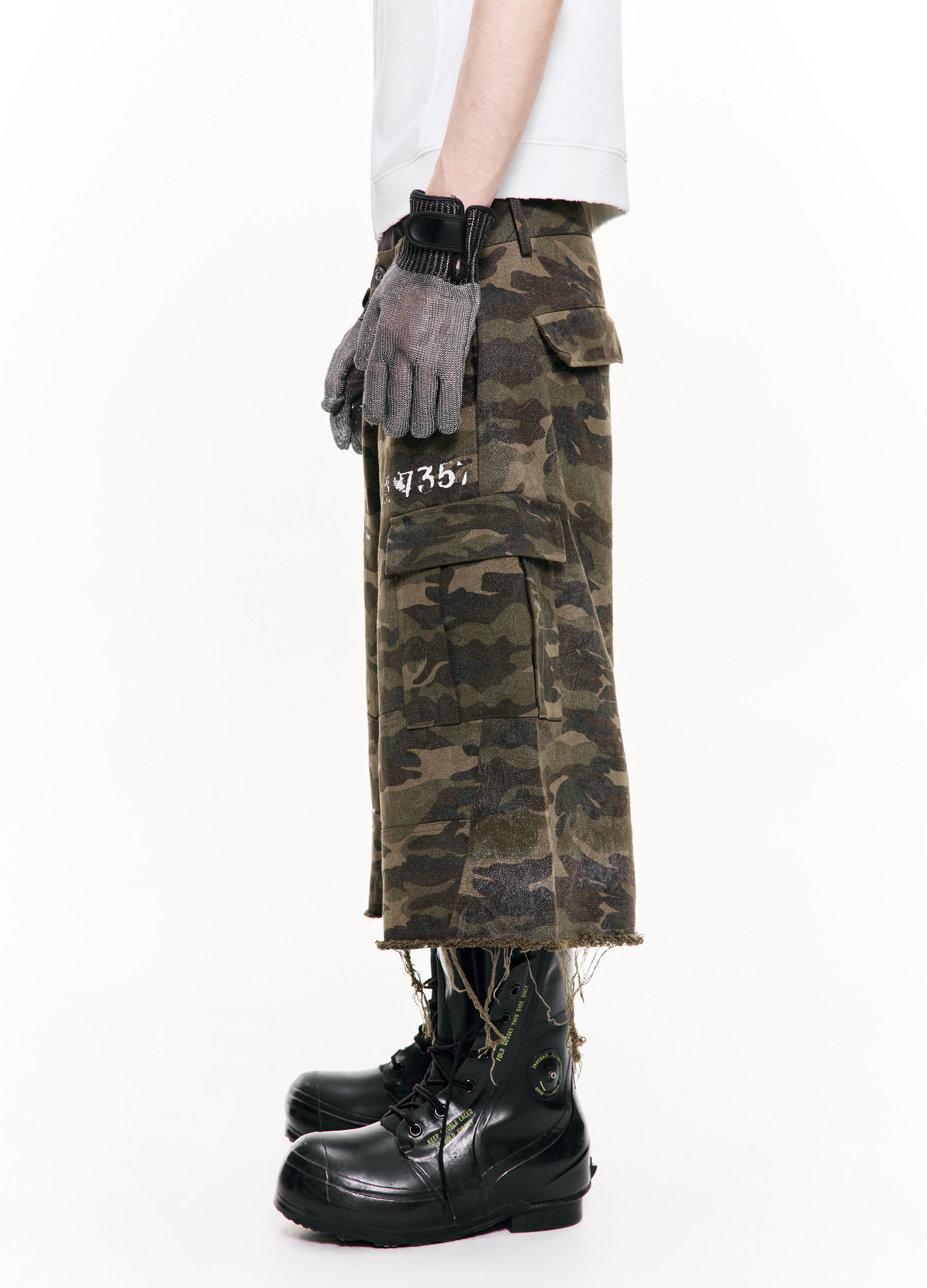 26SS DISTRESSED CAMO CARGO SHORTS