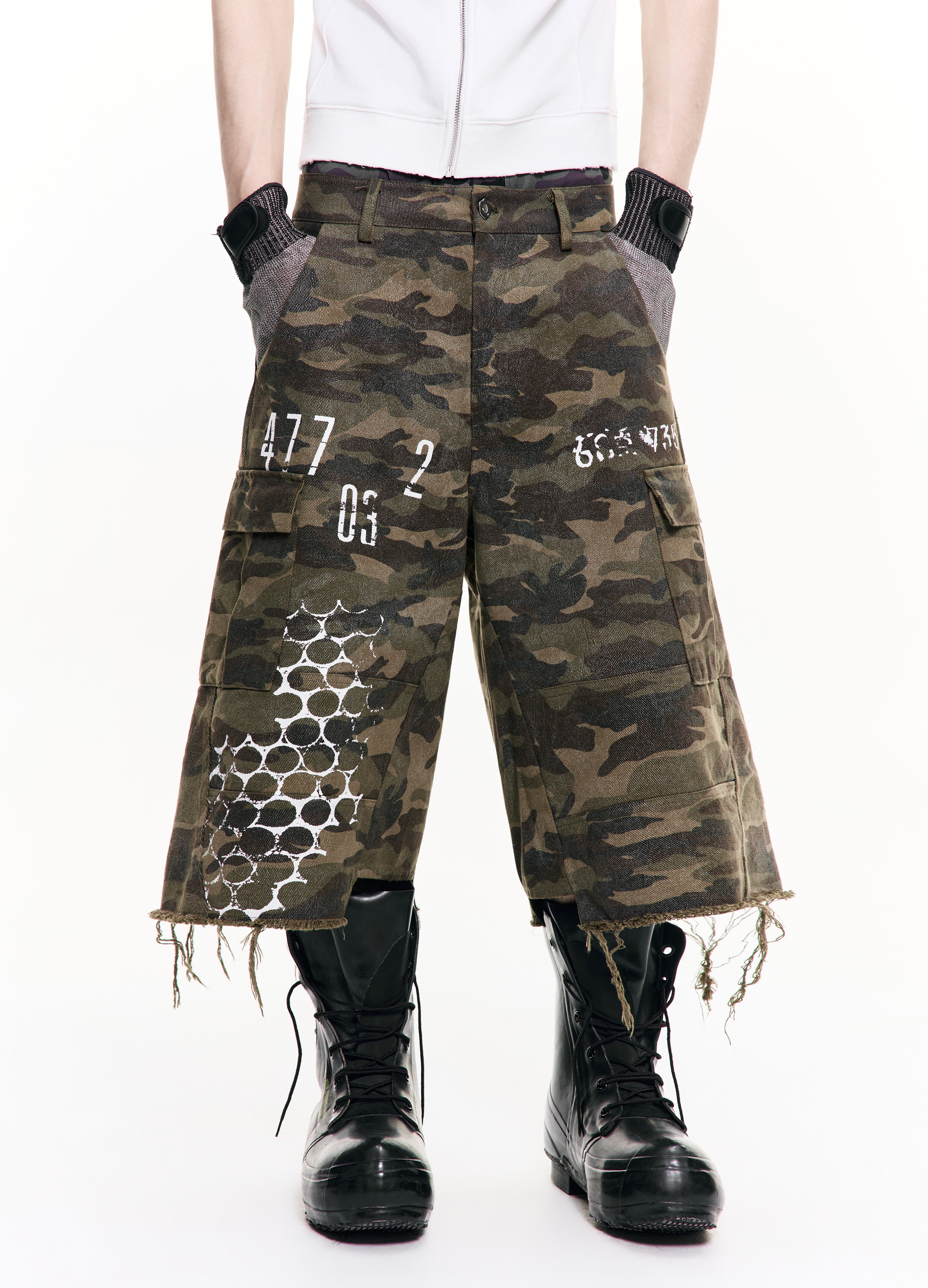 26SS DISTRESSED CAMO CARGO SHORTS