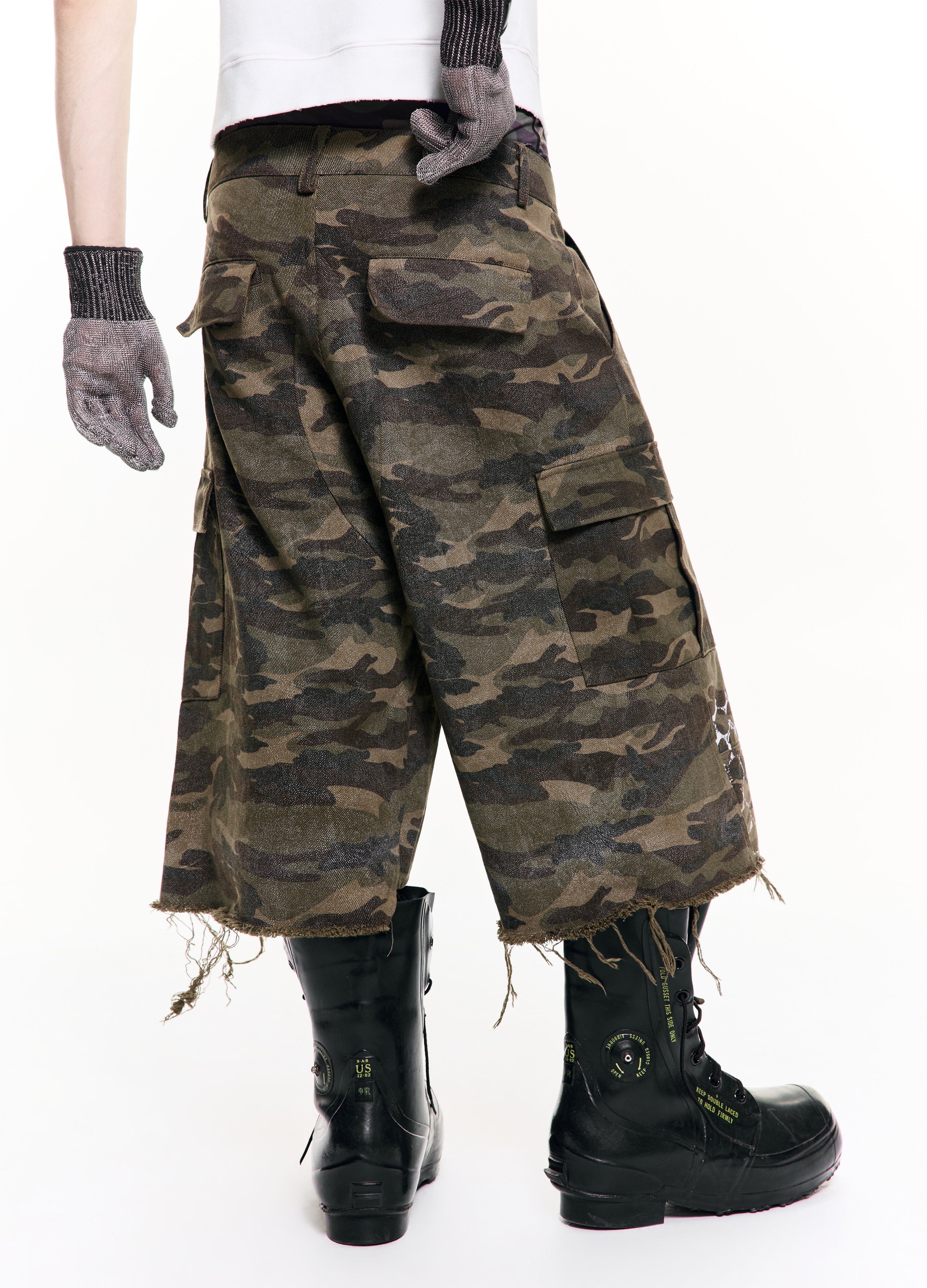 26SS DISTRESSED CAMO CARGO SHORTS