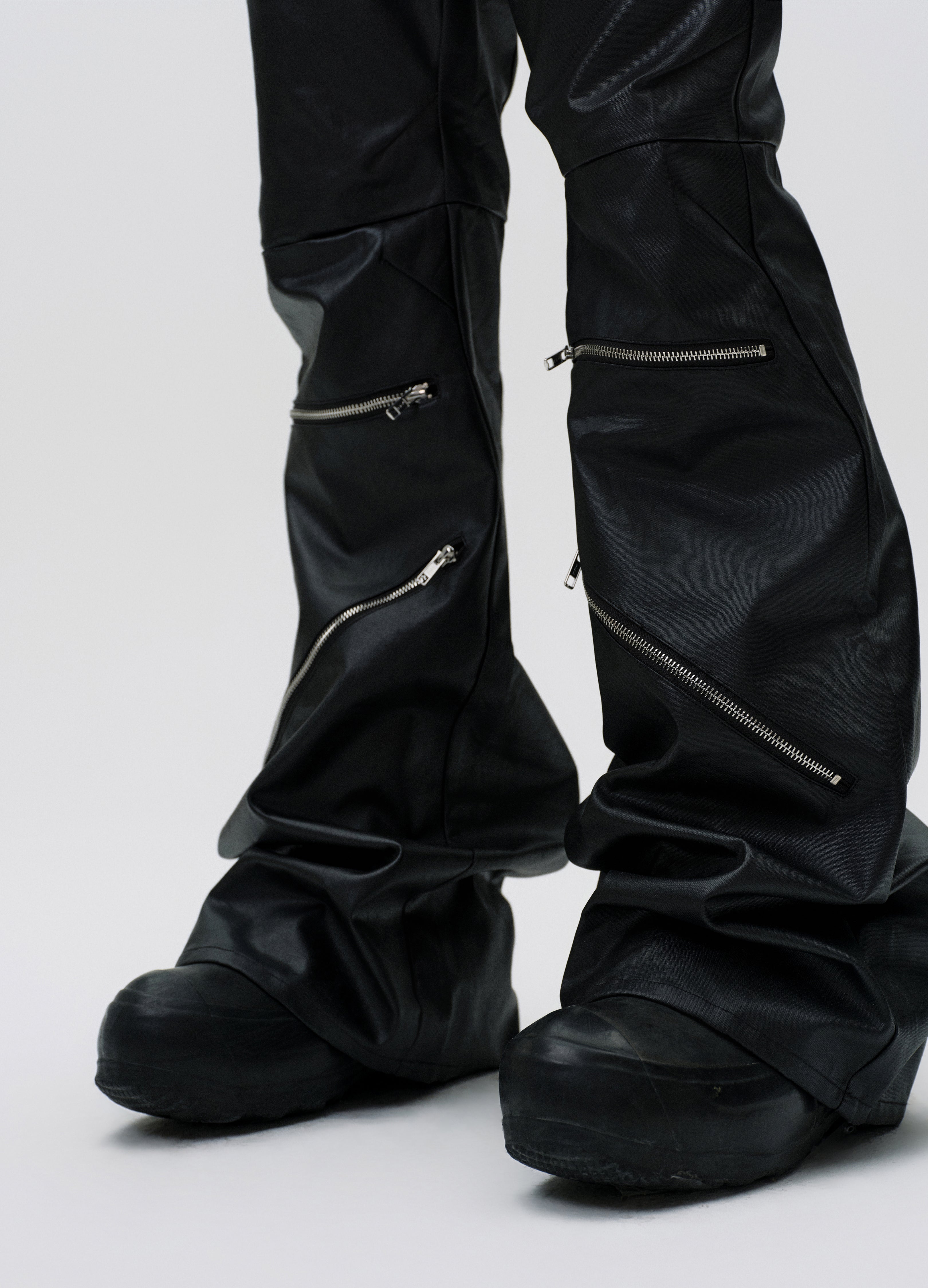 PANTALONI DECOSTRUITI CON ZIP CERATA 25SS