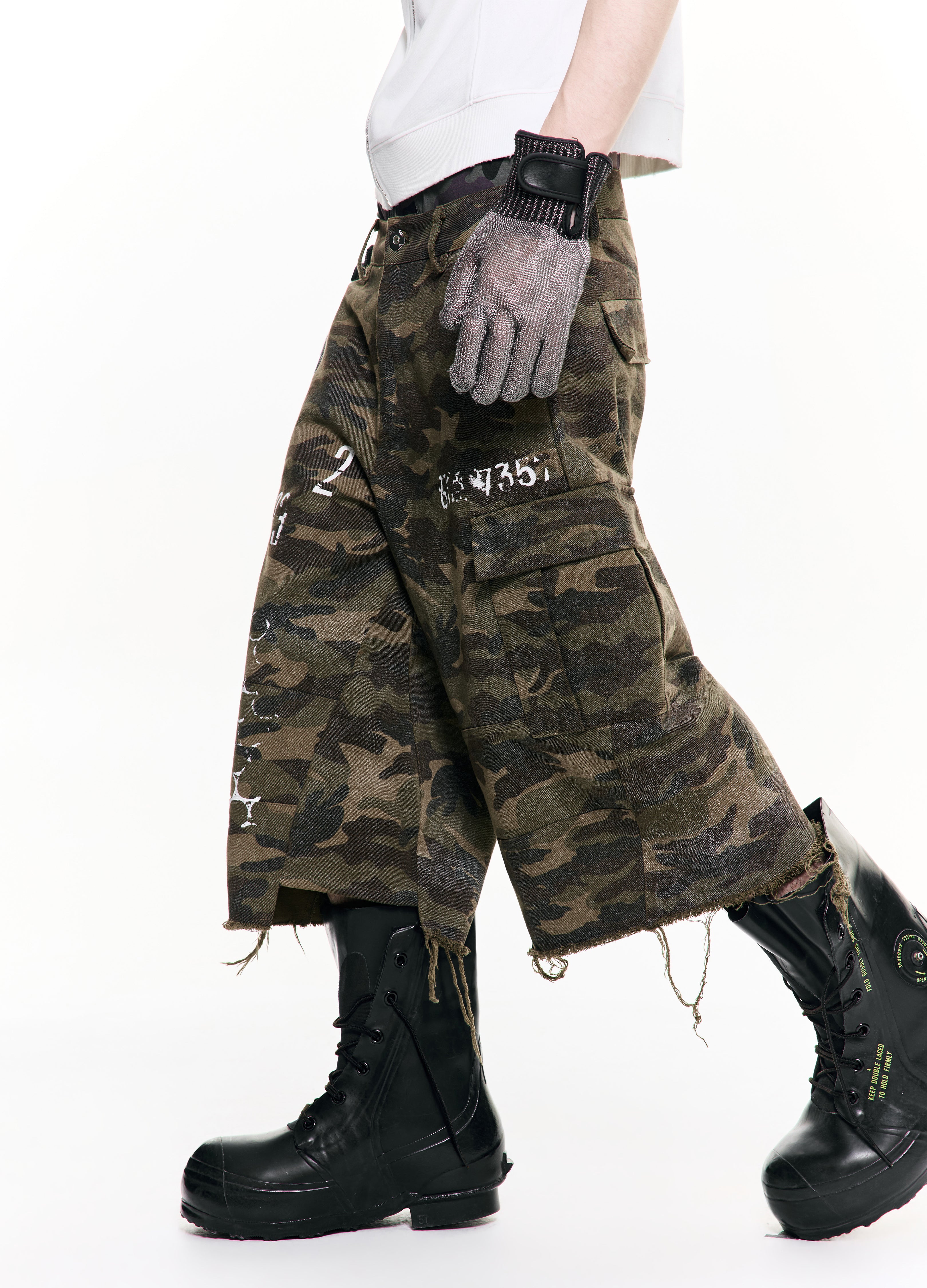 26SS DISTRESSED CAMO CARGO SHORTS