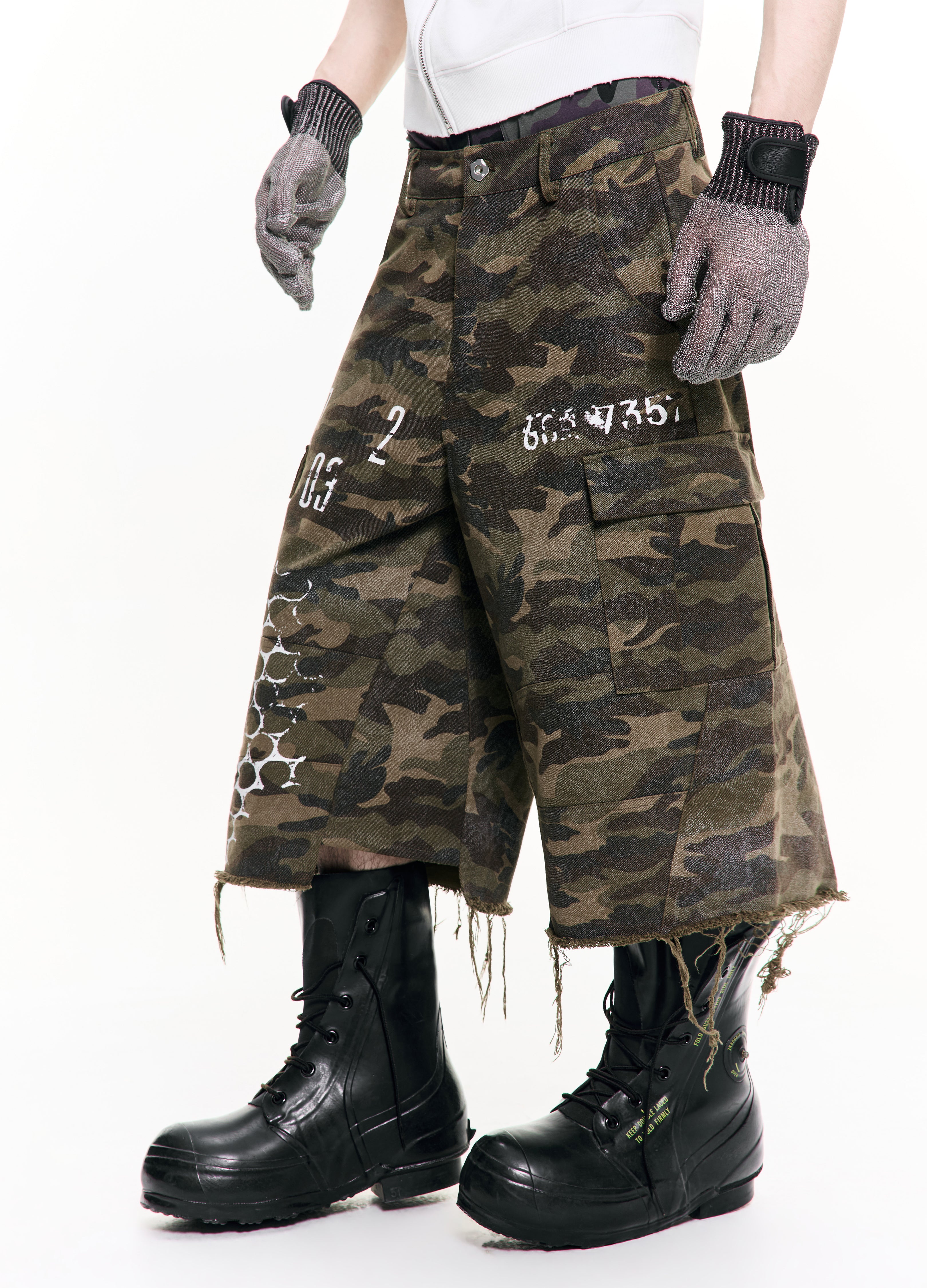 26SS DISTRESSED CAMO CARGO SHORTS