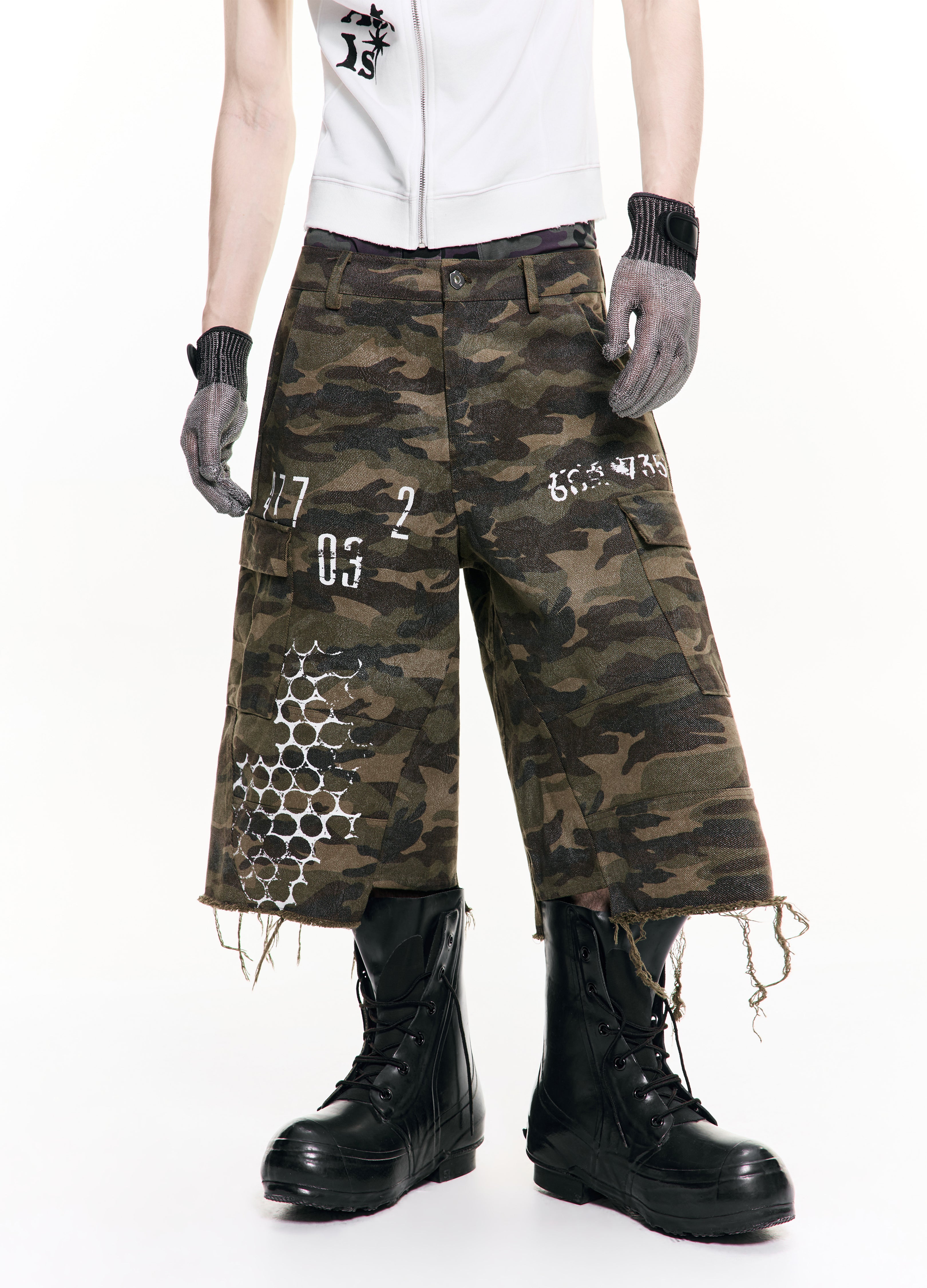 26SS DISTRESSED CAMO CARGO SHORTS