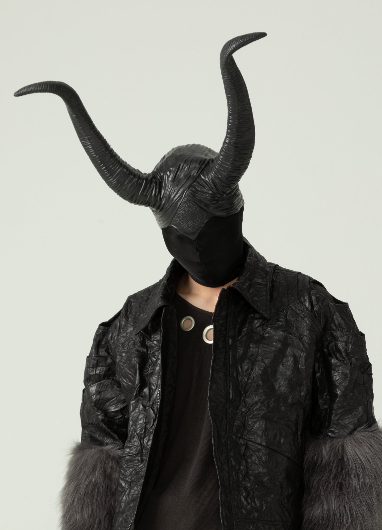 Copricapo con corno di demone