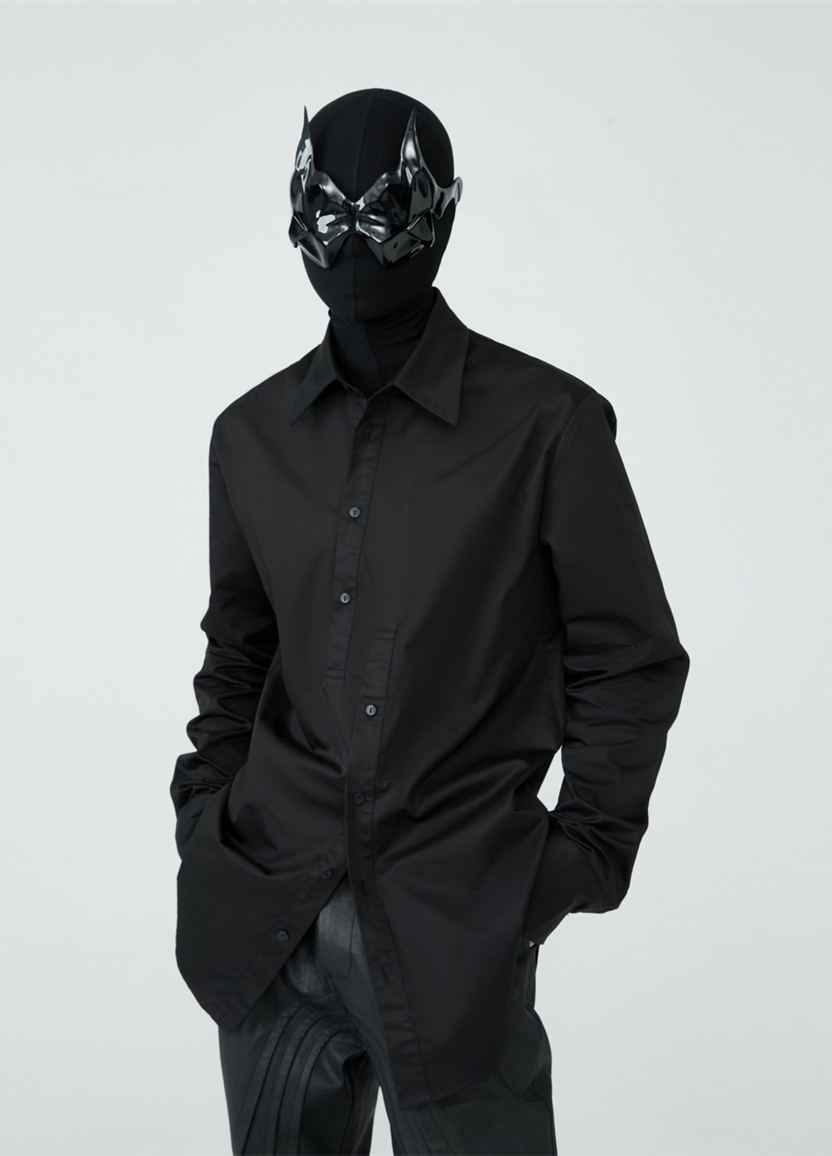 Camicia noir con cuciture asimmetriche 23SS