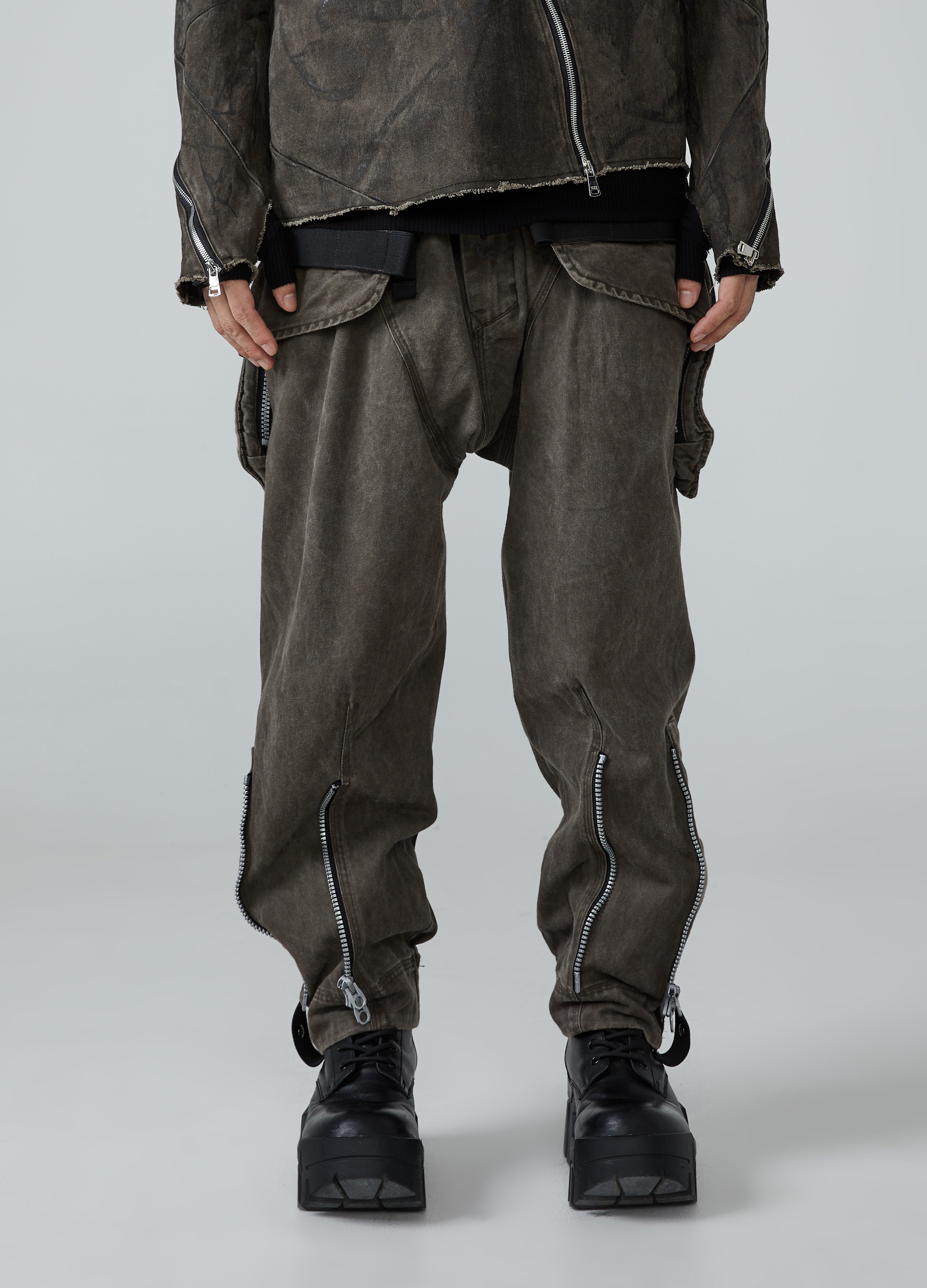 Pantaloni larghi vecchi lavati in terra desolata