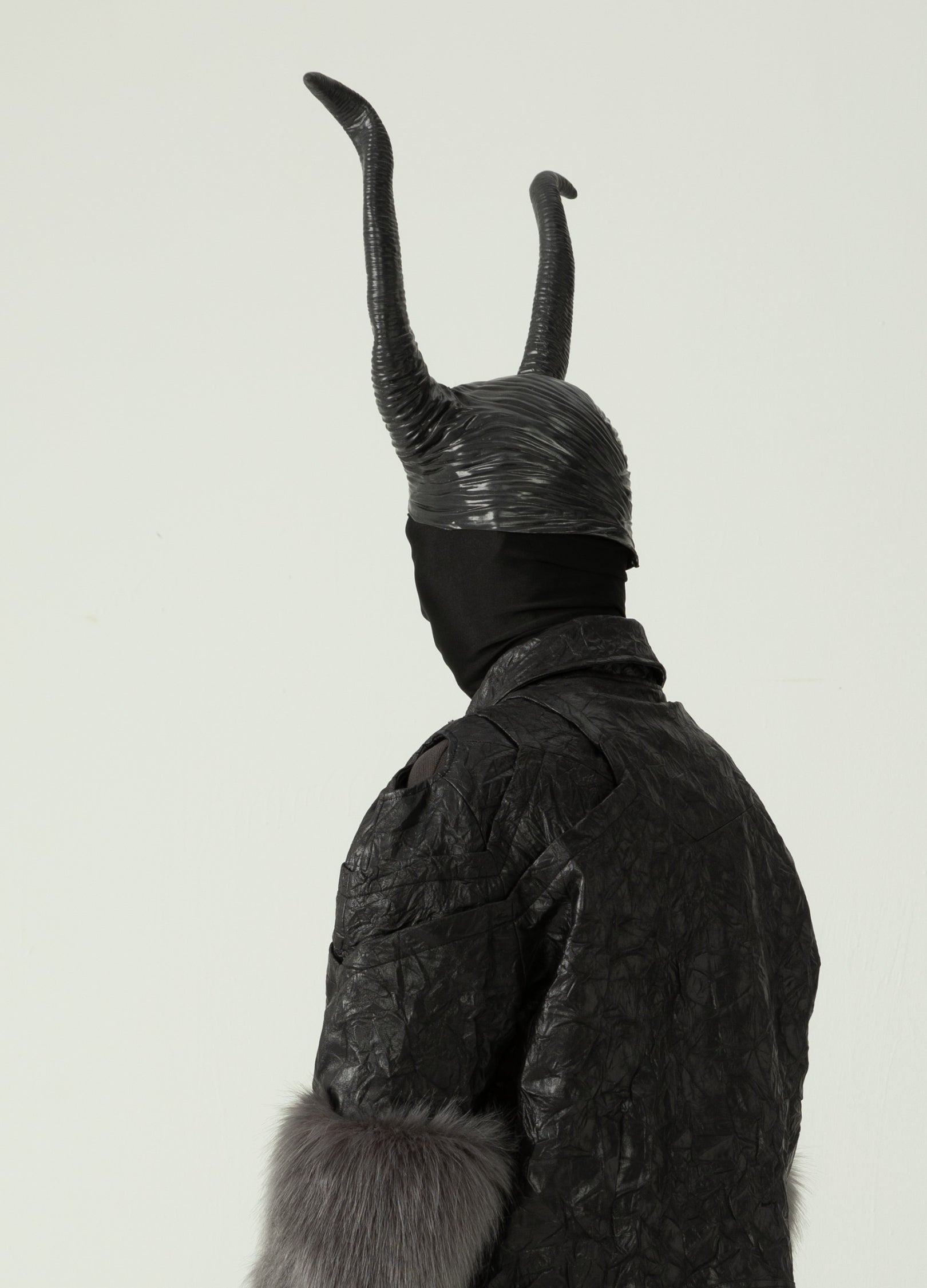 Copricapo con corno di demone