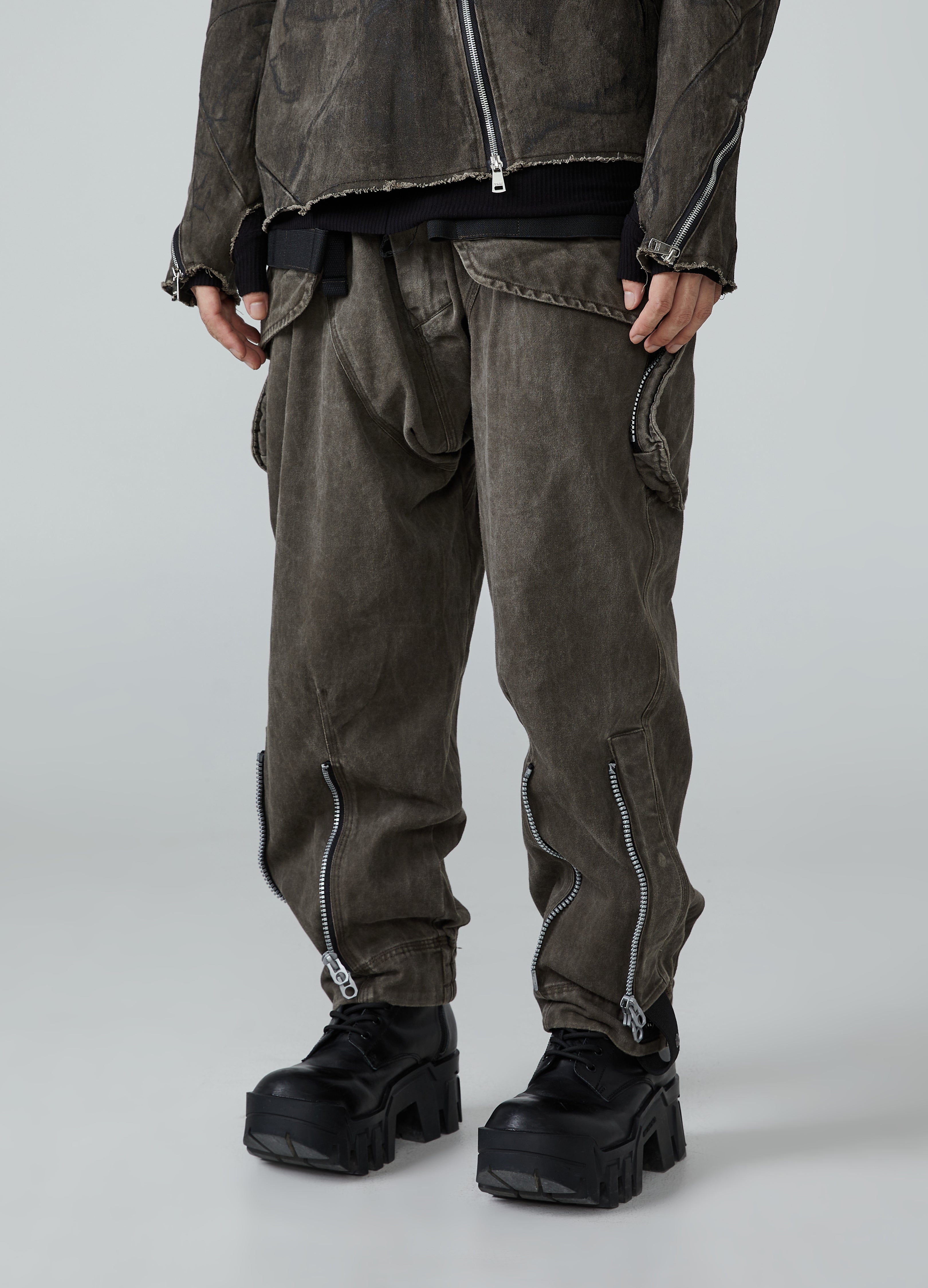 Pantaloni larghi vecchi lavati in terra desolata