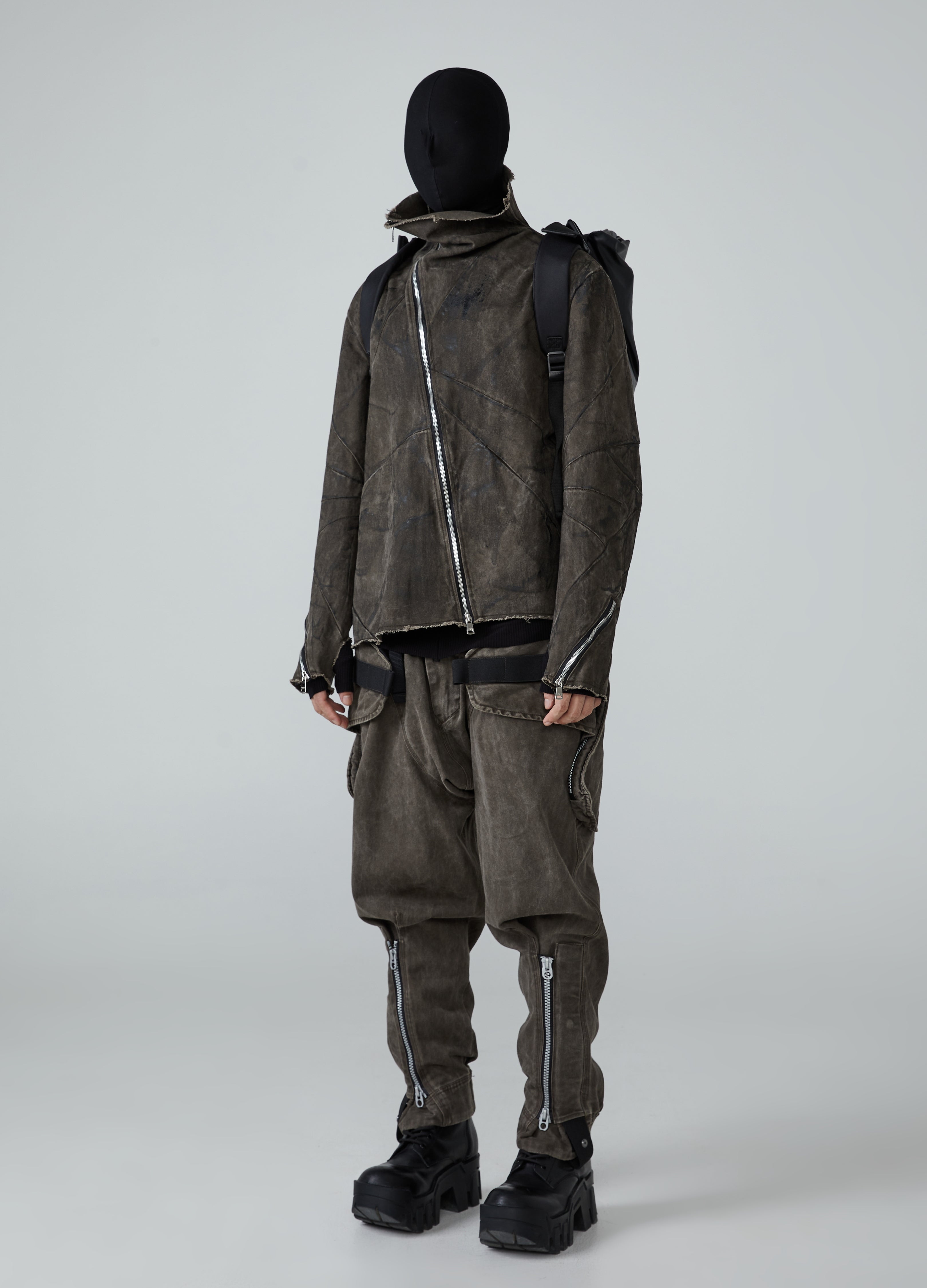 Pantaloni larghi vecchi lavati in terra desolata