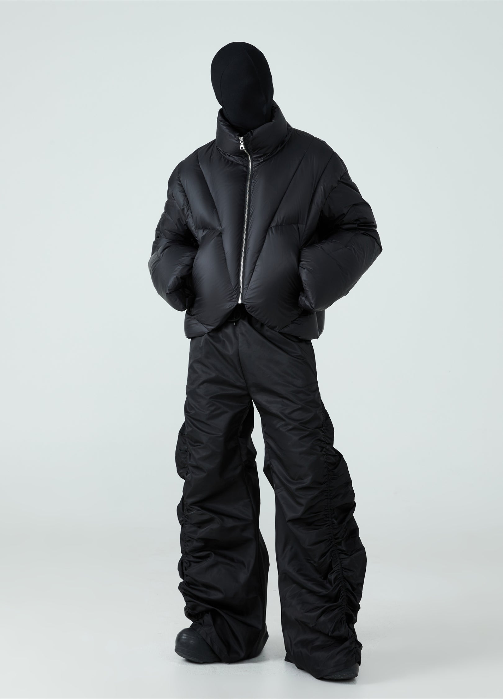 Piumino con colletto alto e taglio a V 23FW