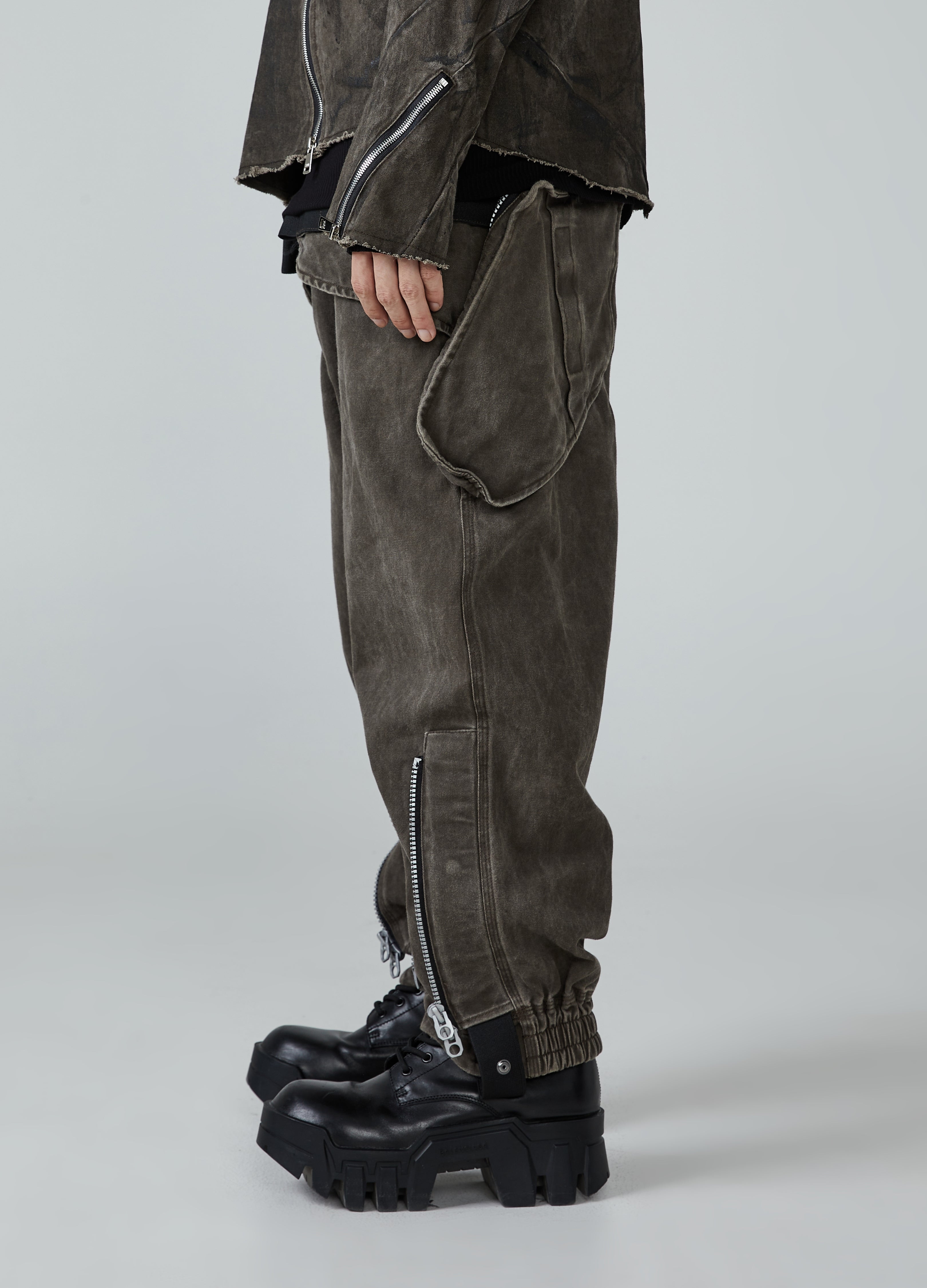 Pantaloni larghi vecchi lavati in terra desolata