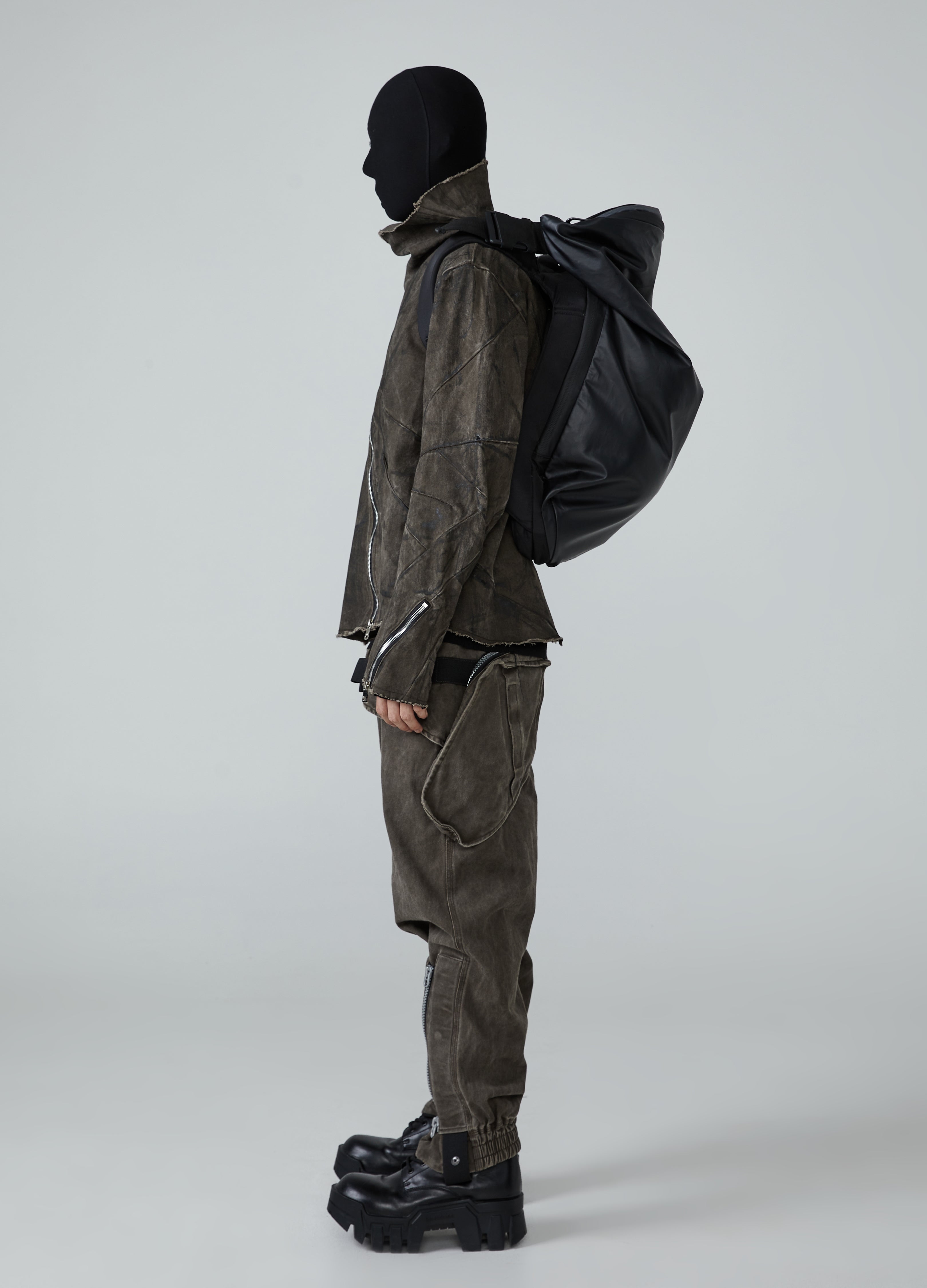 Pantaloni larghi vecchi lavati in terra desolata