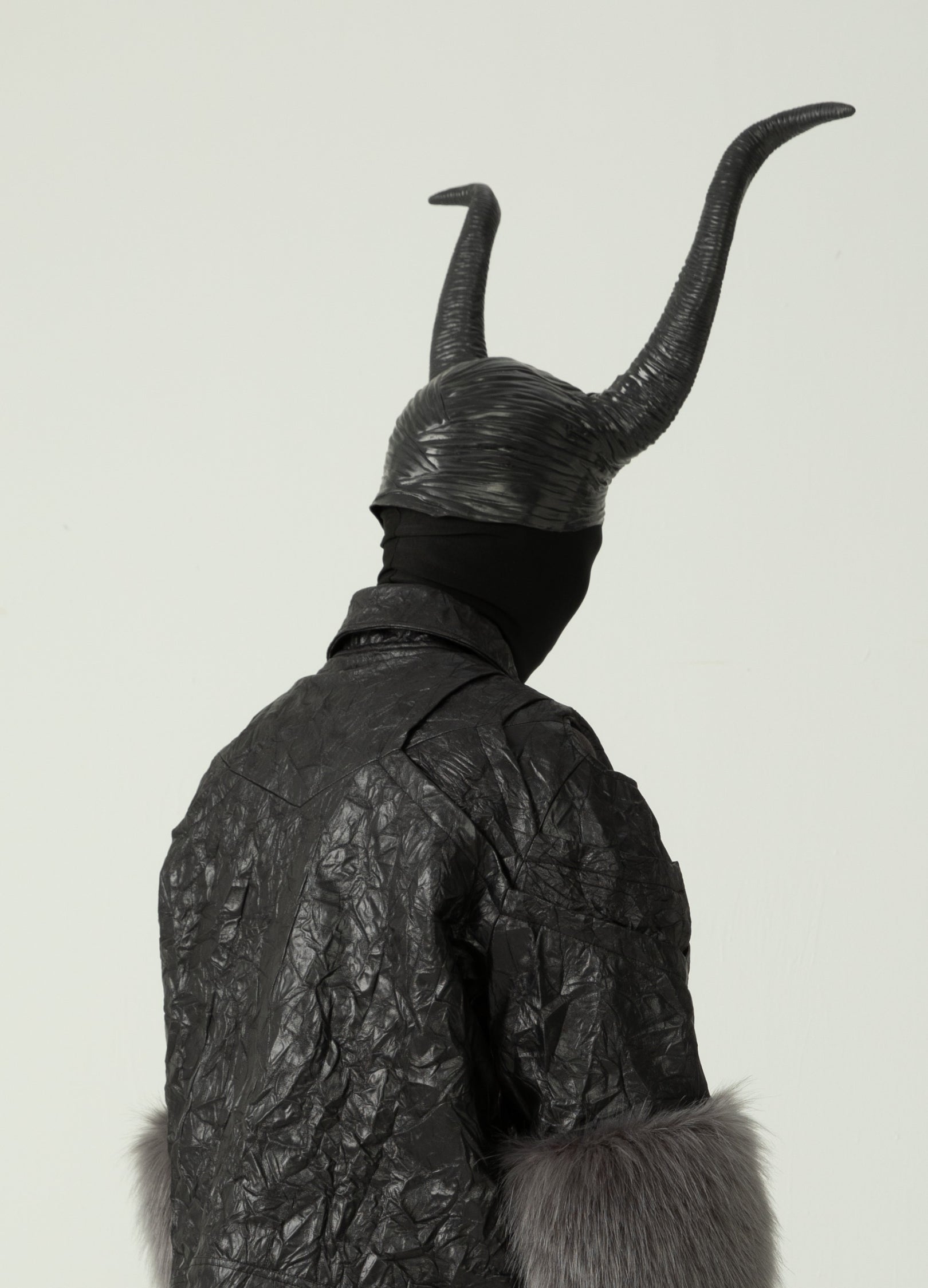 Copricapo con corno di demone