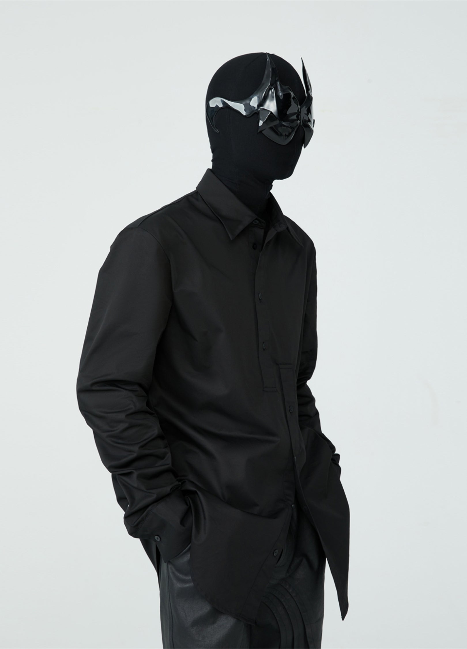 Camicia noir con cuciture asimmetriche 23SS