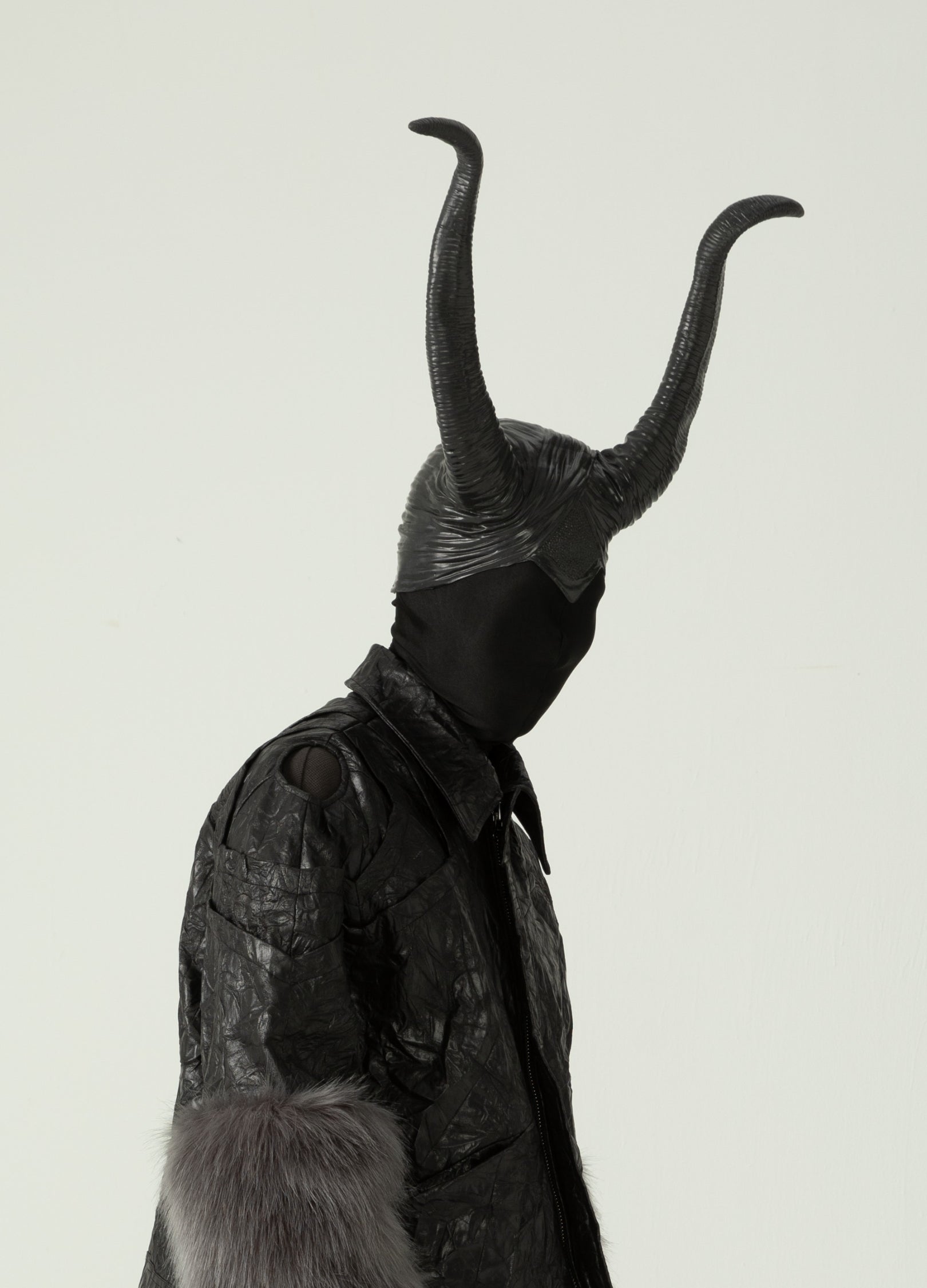 Copricapo con corno di demone