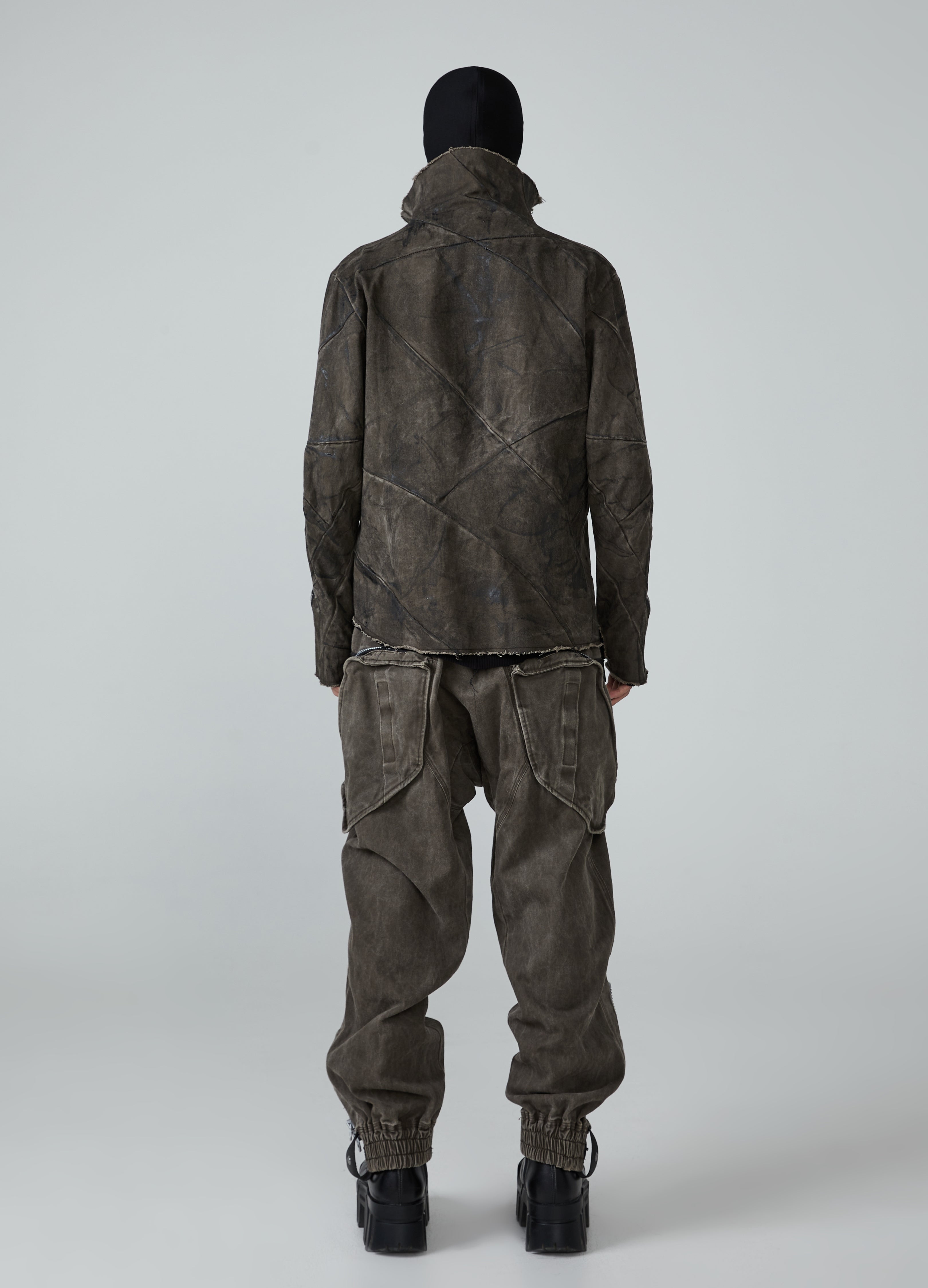 Pantaloni larghi vecchi lavati in terra desolata