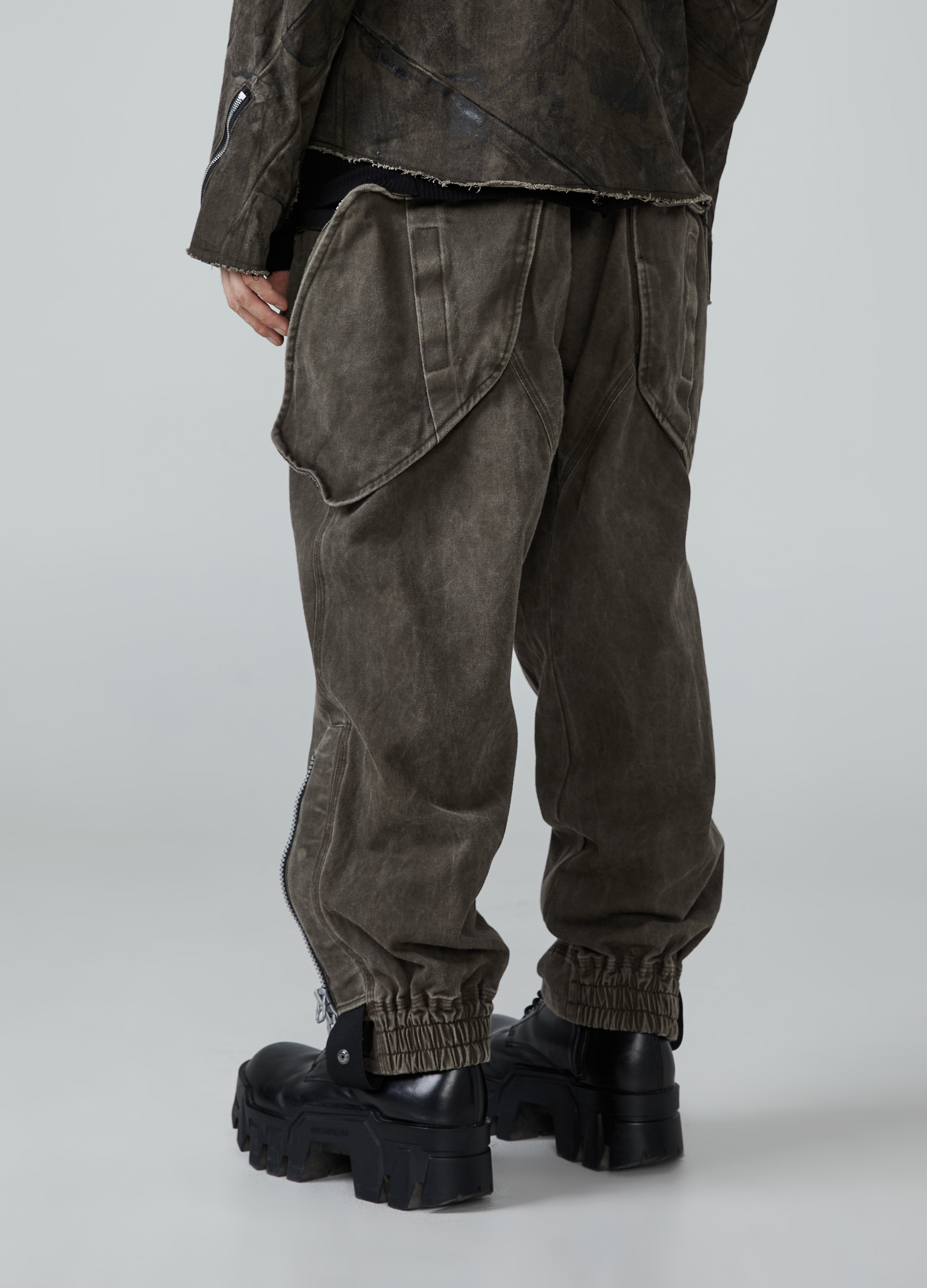 Pantaloni larghi vecchi lavati in terra desolata