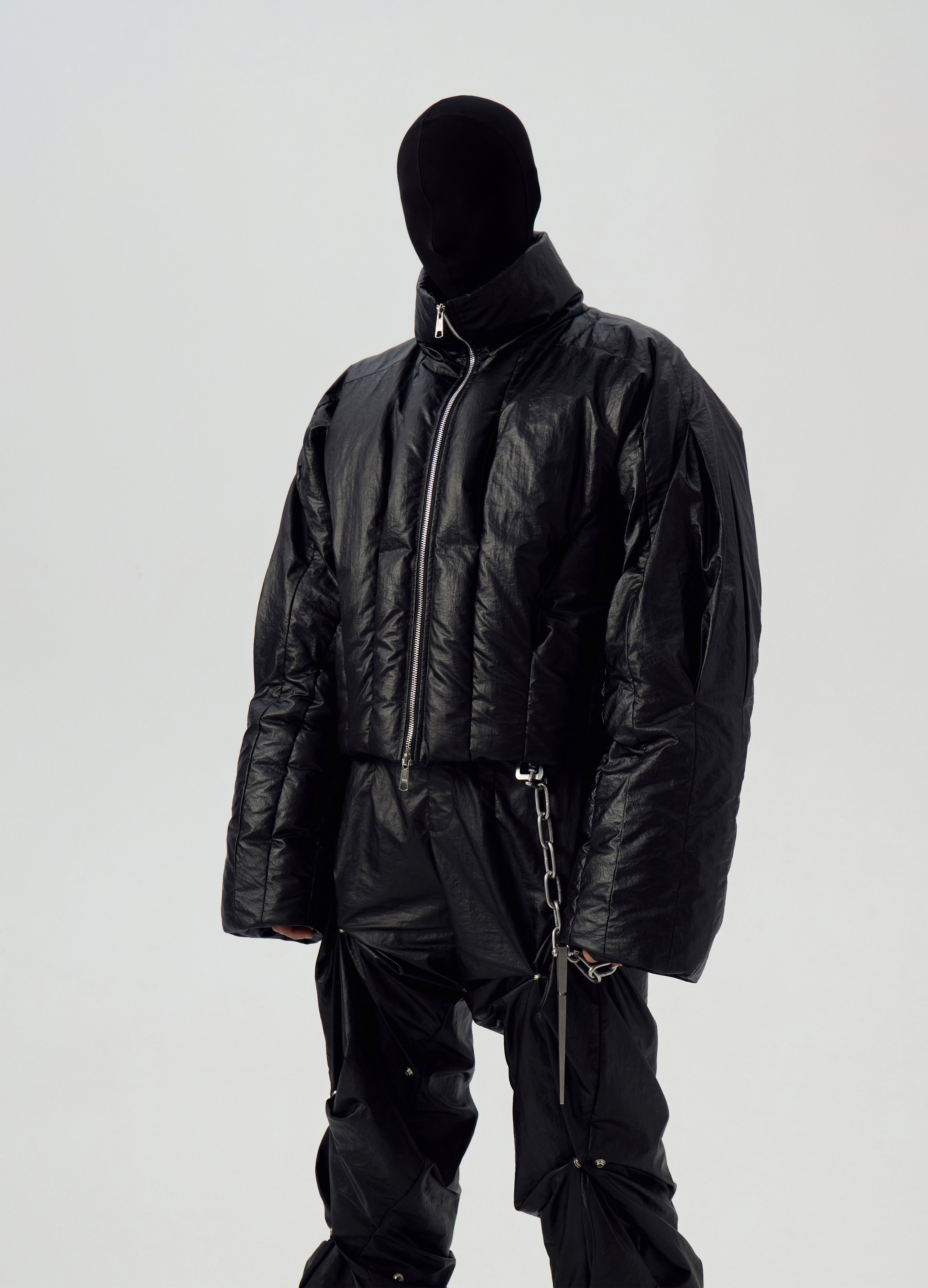 PIUMINO CON COLLO ALTO NERO LUCIDO 24FW