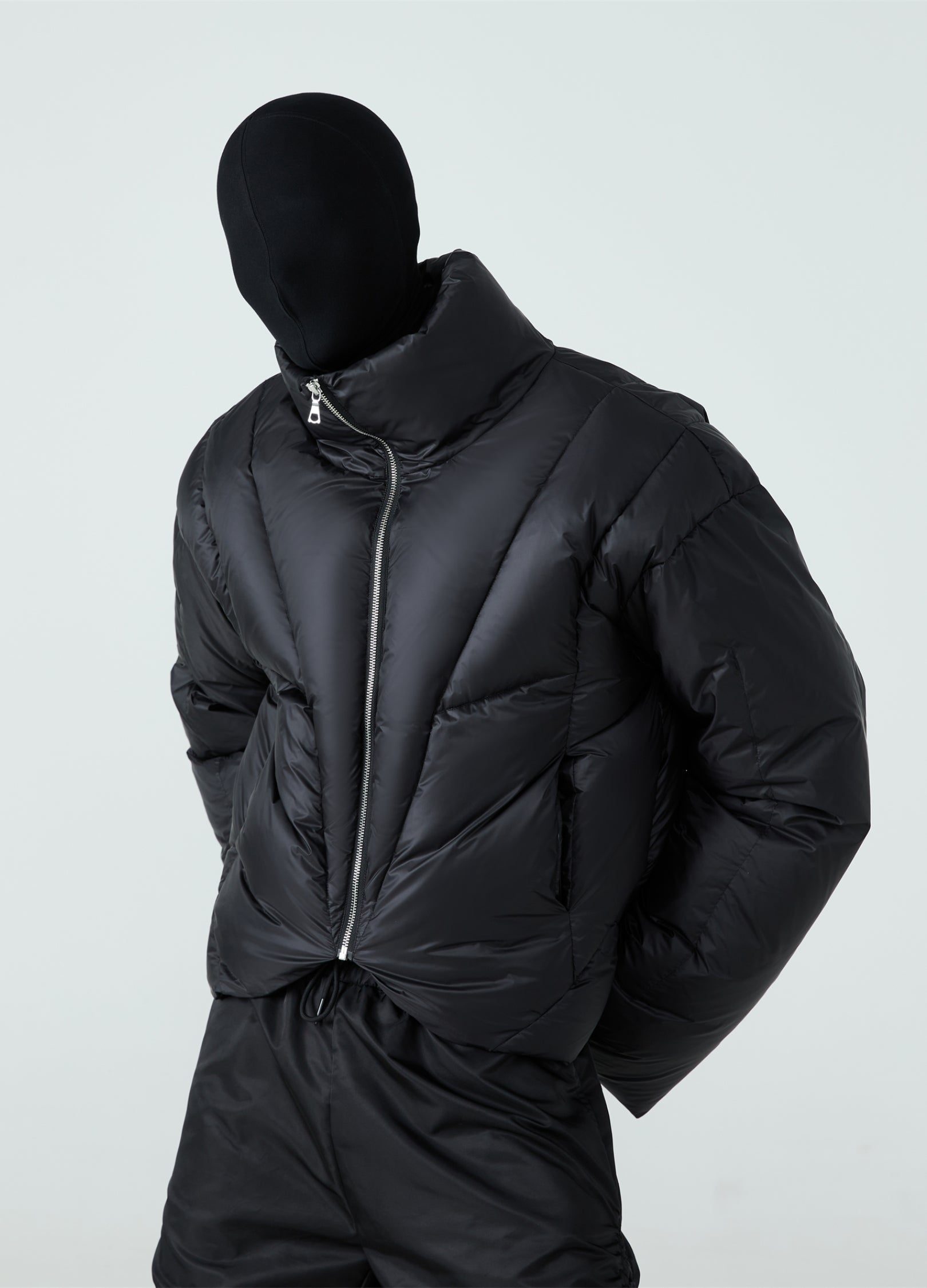 Piumino con colletto alto e taglio a V 23FW