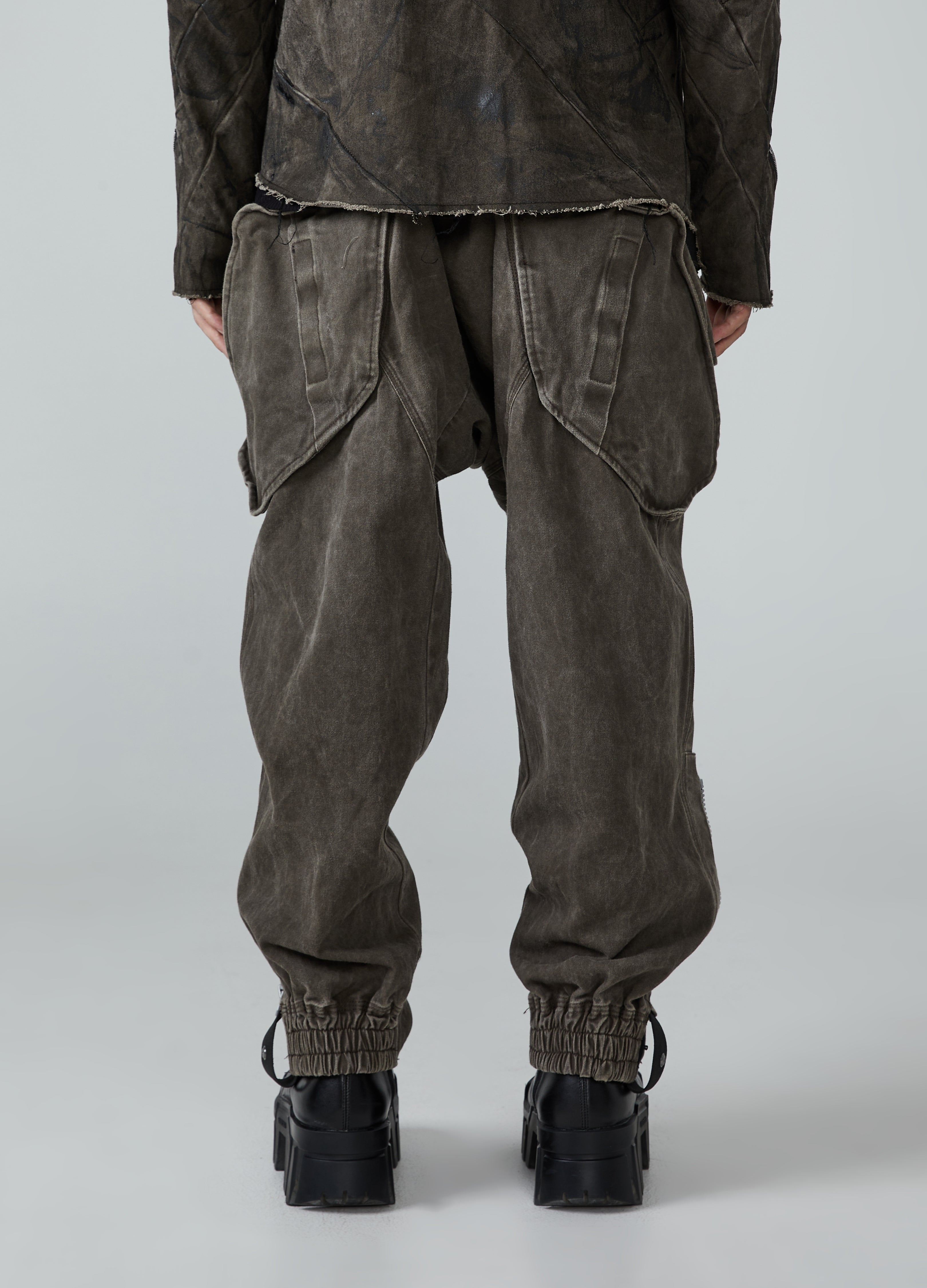 Pantaloni larghi vecchi lavati in terra desolata