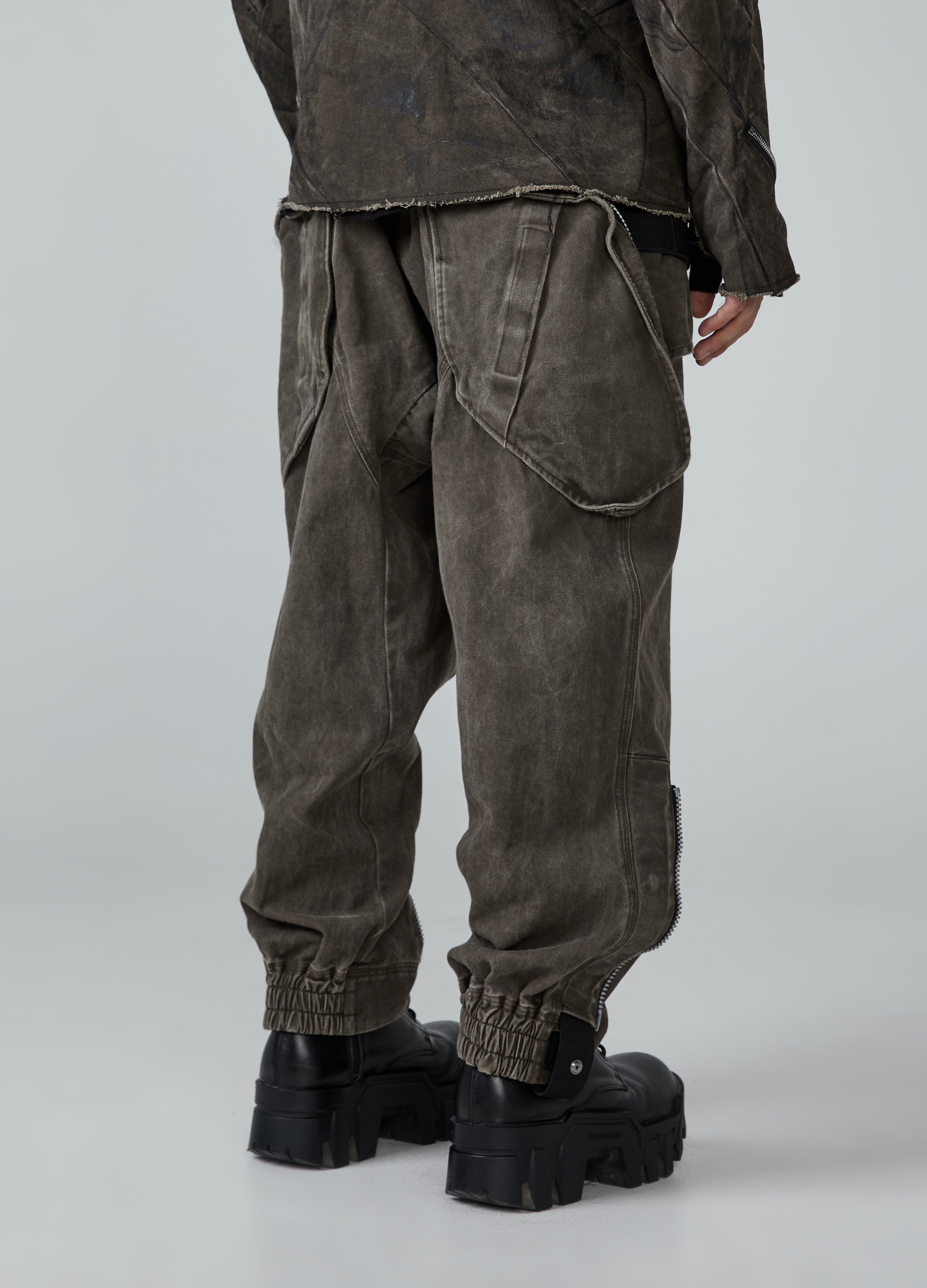 Pantaloni larghi vecchi lavati in terra desolata