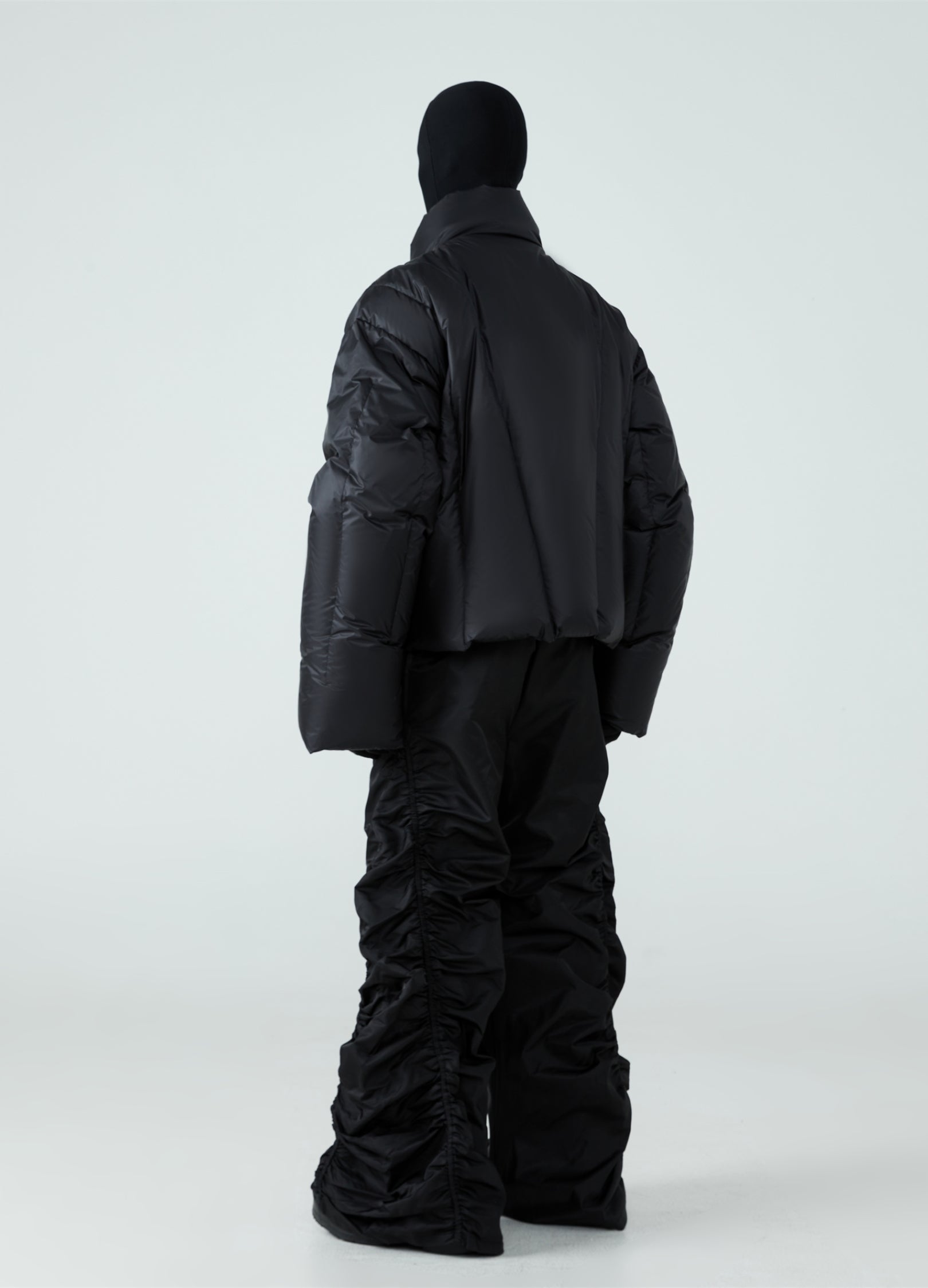 Piumino con colletto alto e taglio a V 23FW