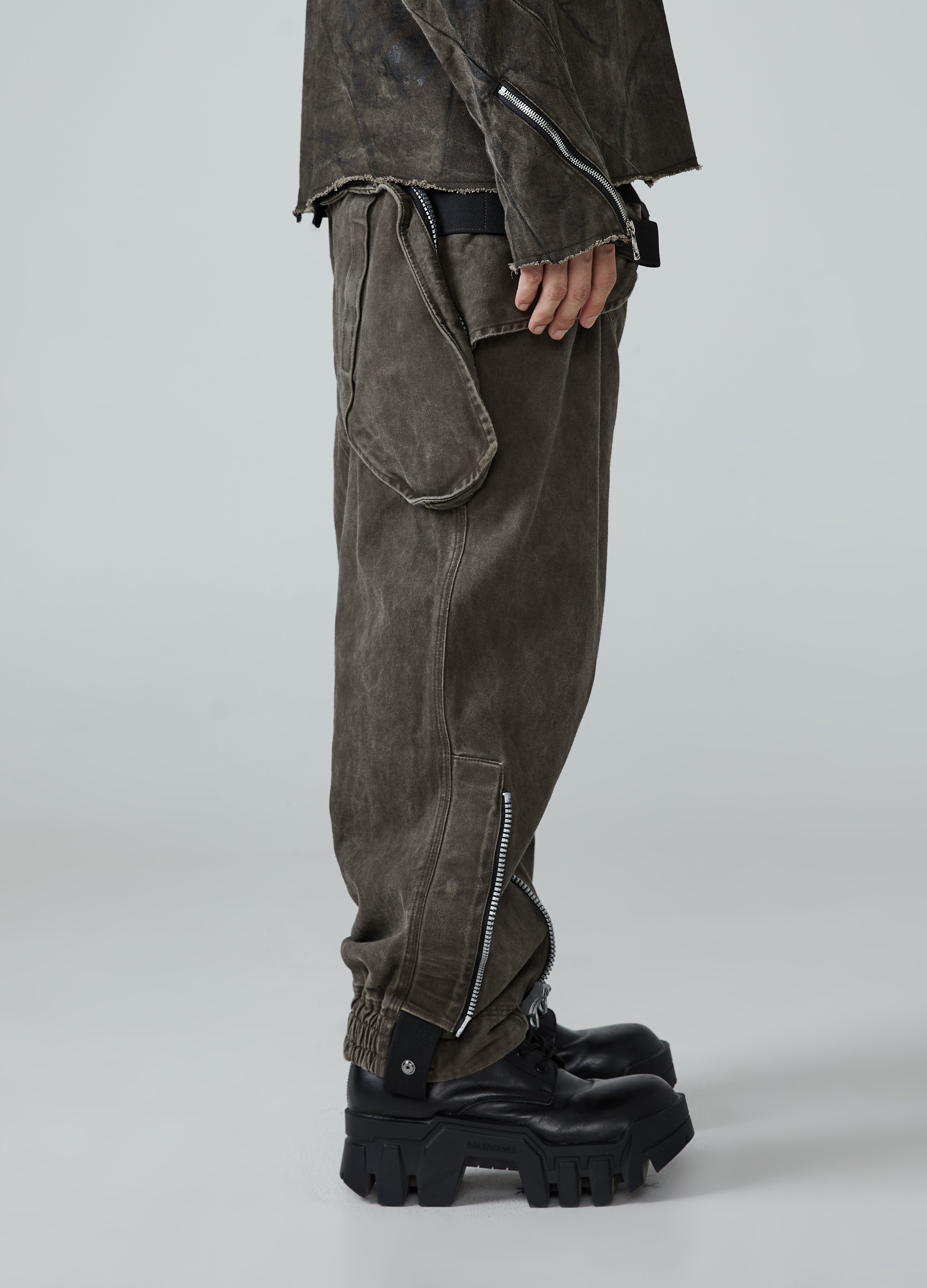 Pantaloni larghi vecchi lavati in terra desolata