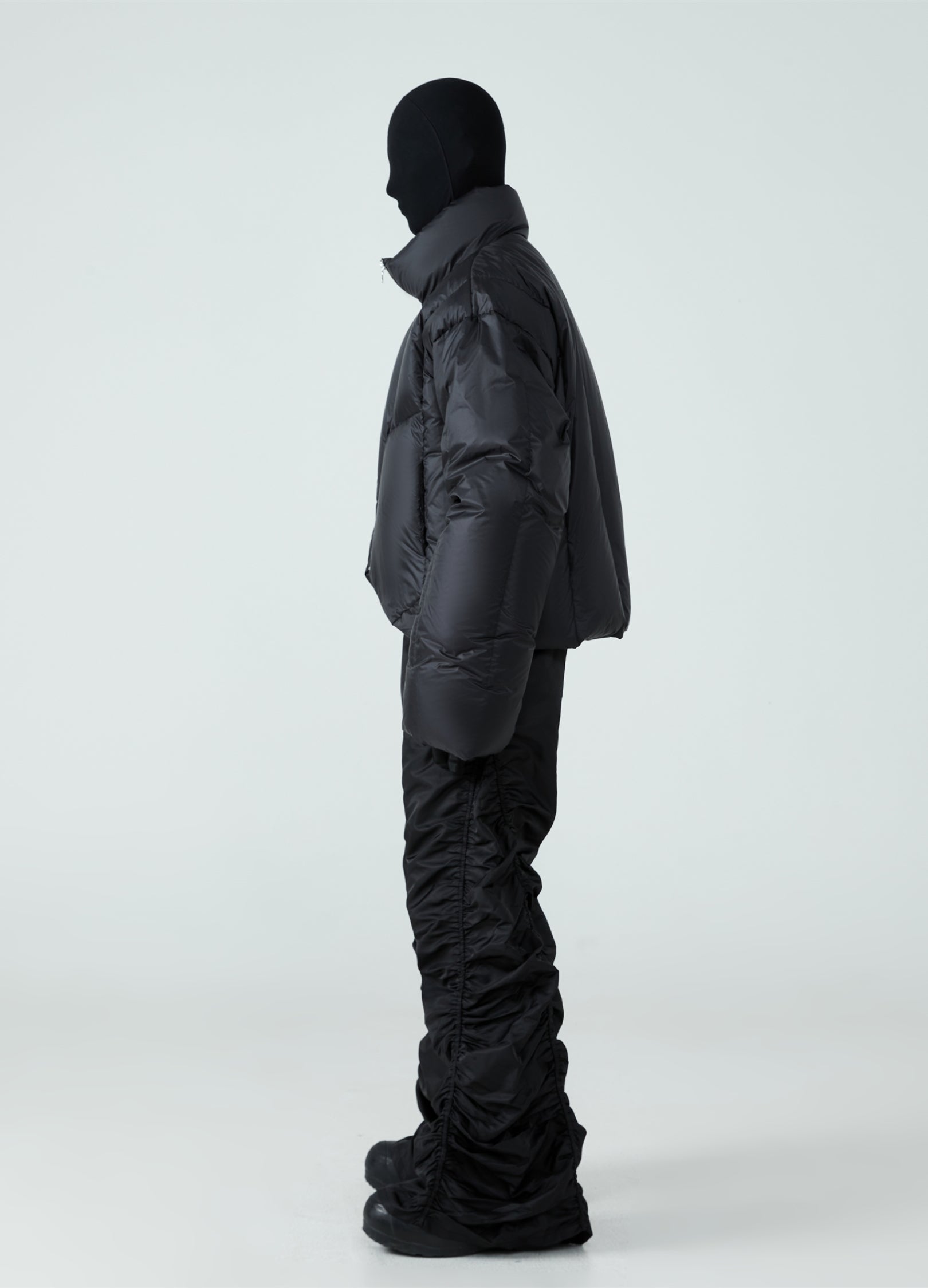 Piumino con colletto alto e taglio a V 23FW