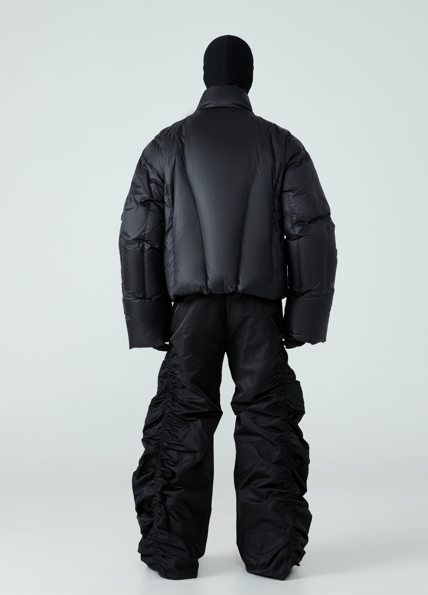 Piumino con colletto alto e taglio a V 23FW