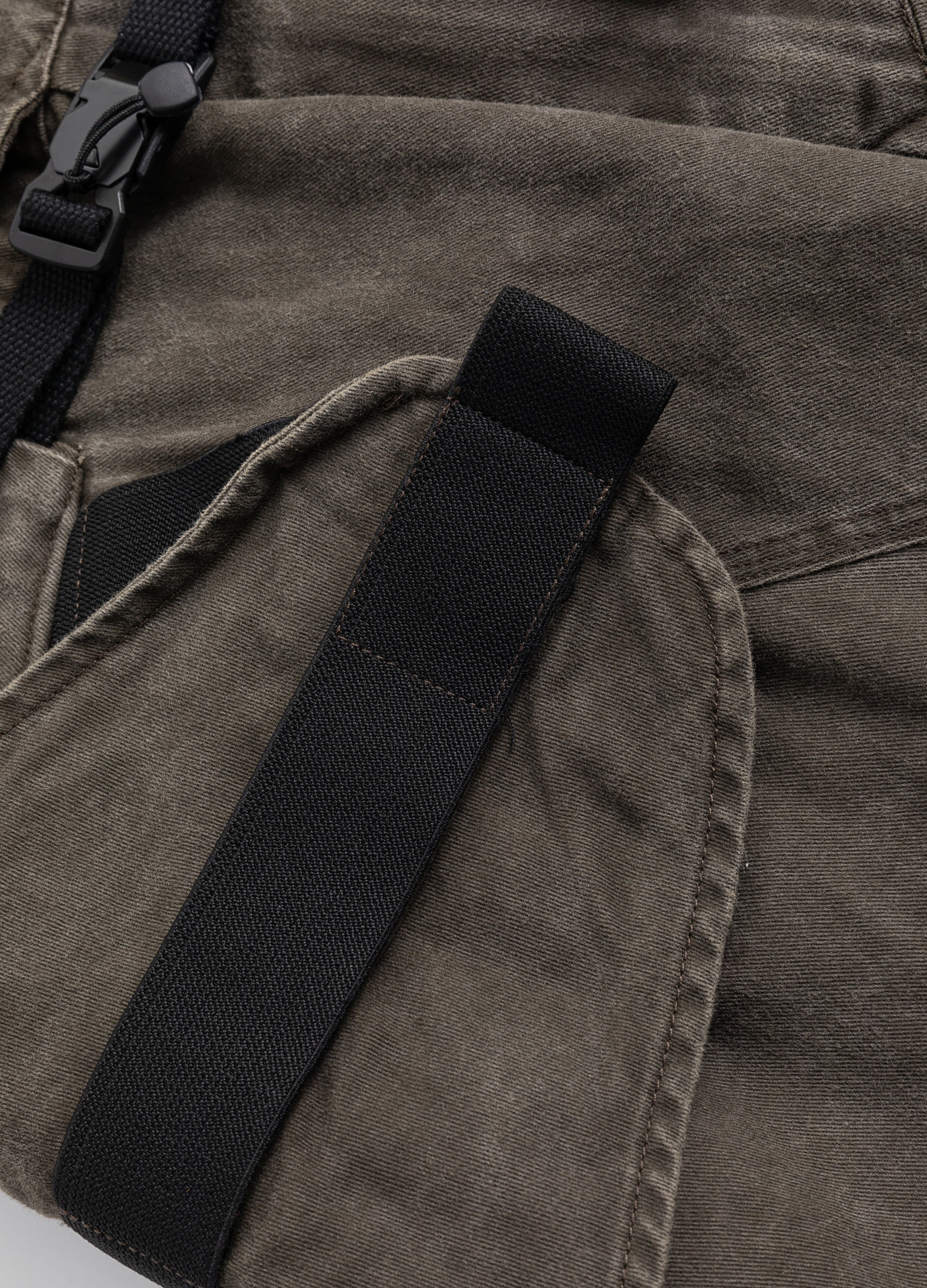 Pantaloni larghi vecchi lavati in terra desolata