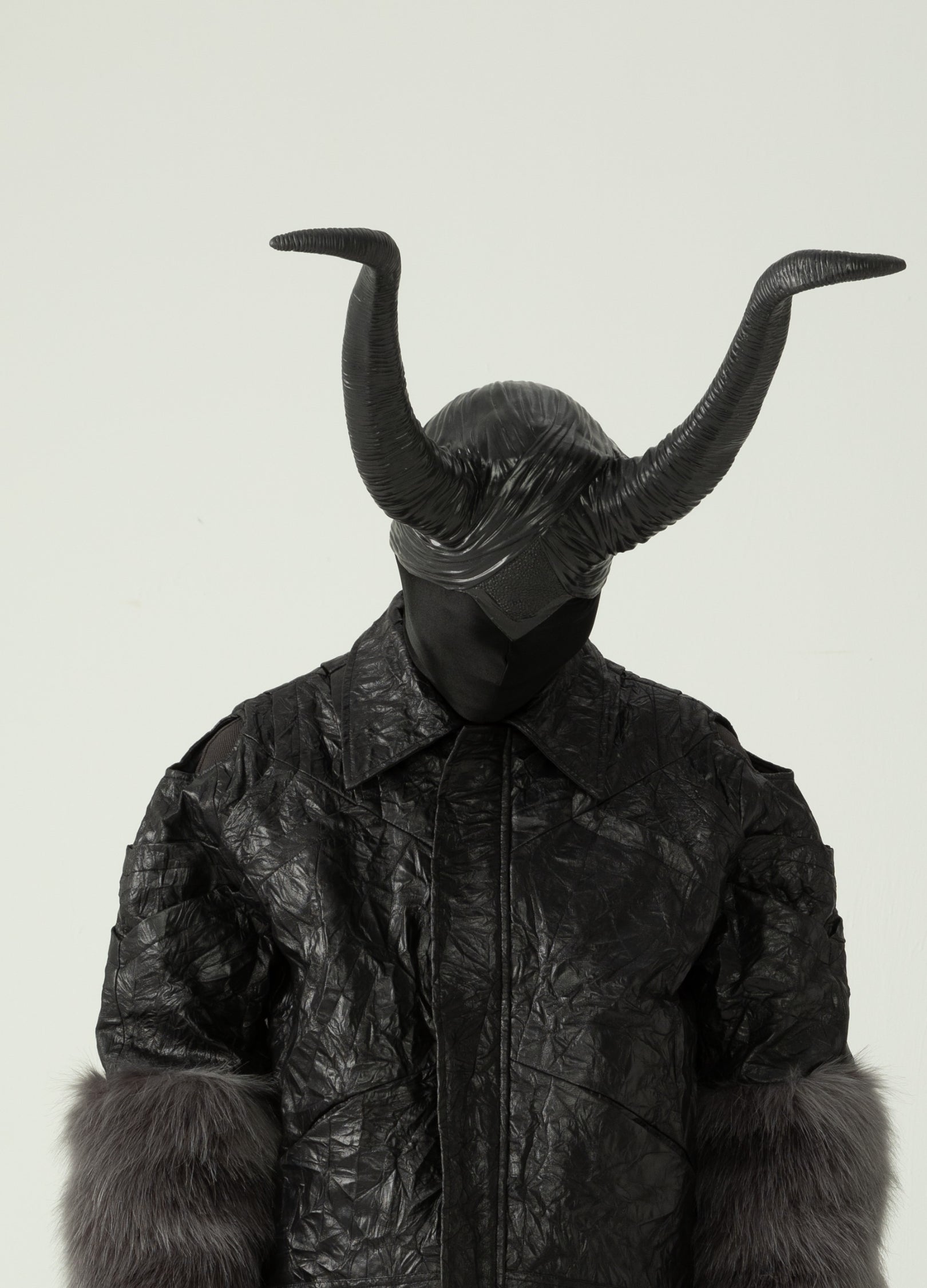 Copricapo con corno di demone