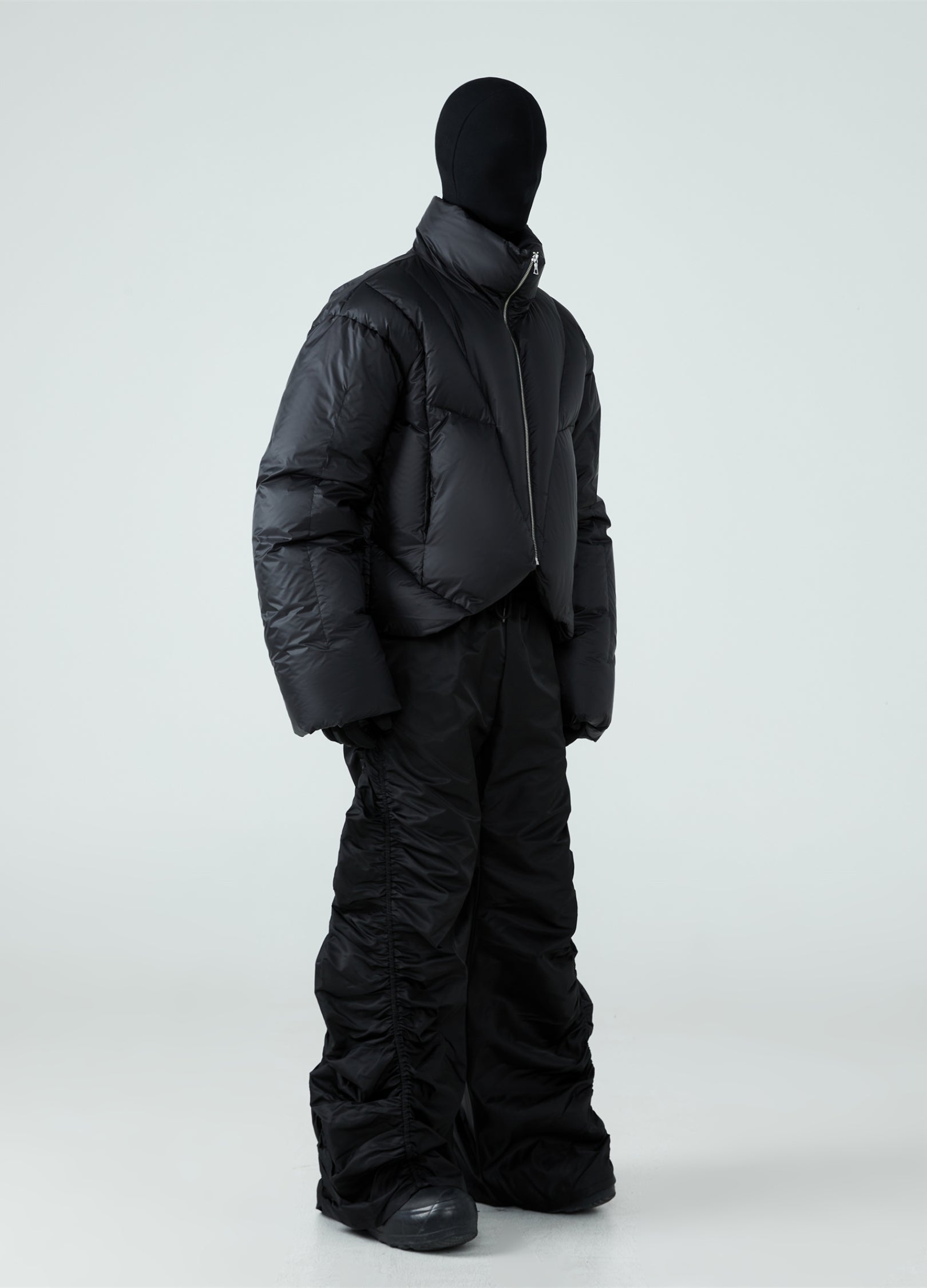 Piumino con colletto alto e taglio a V 23FW