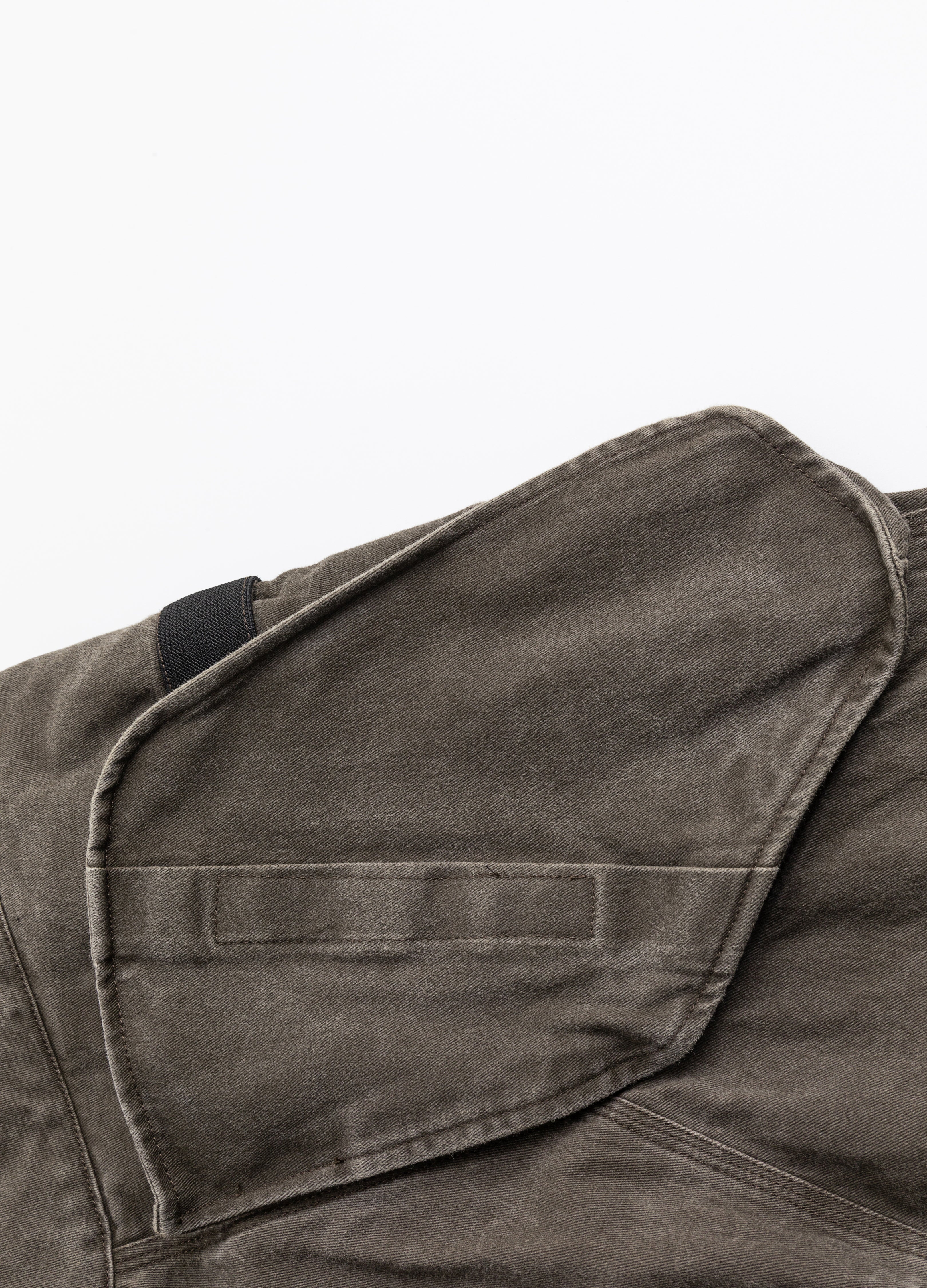 Pantaloni larghi vecchi lavati in terra desolata