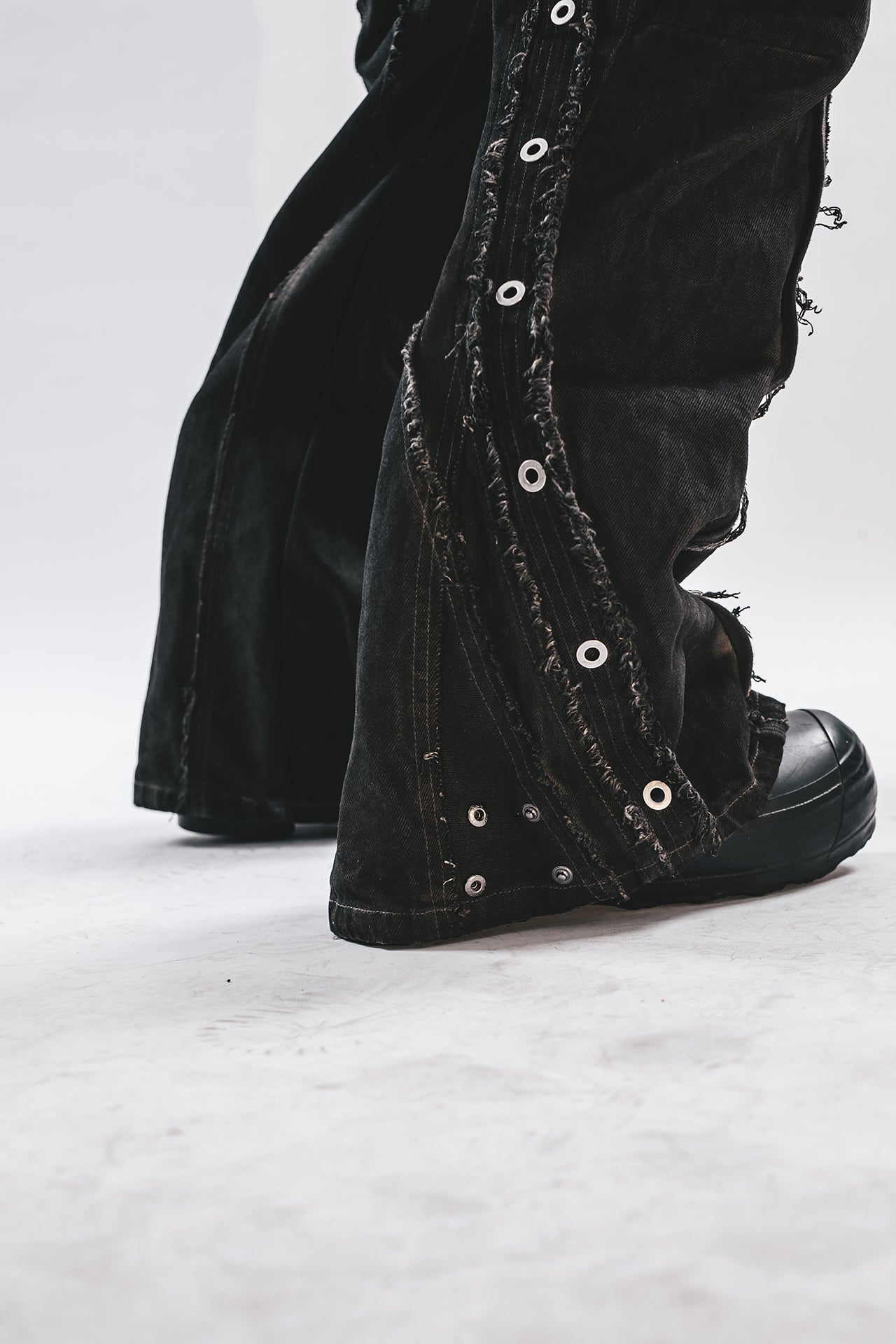 PANTALONI ORION CON BORDO CONSUMATO DRKLEI