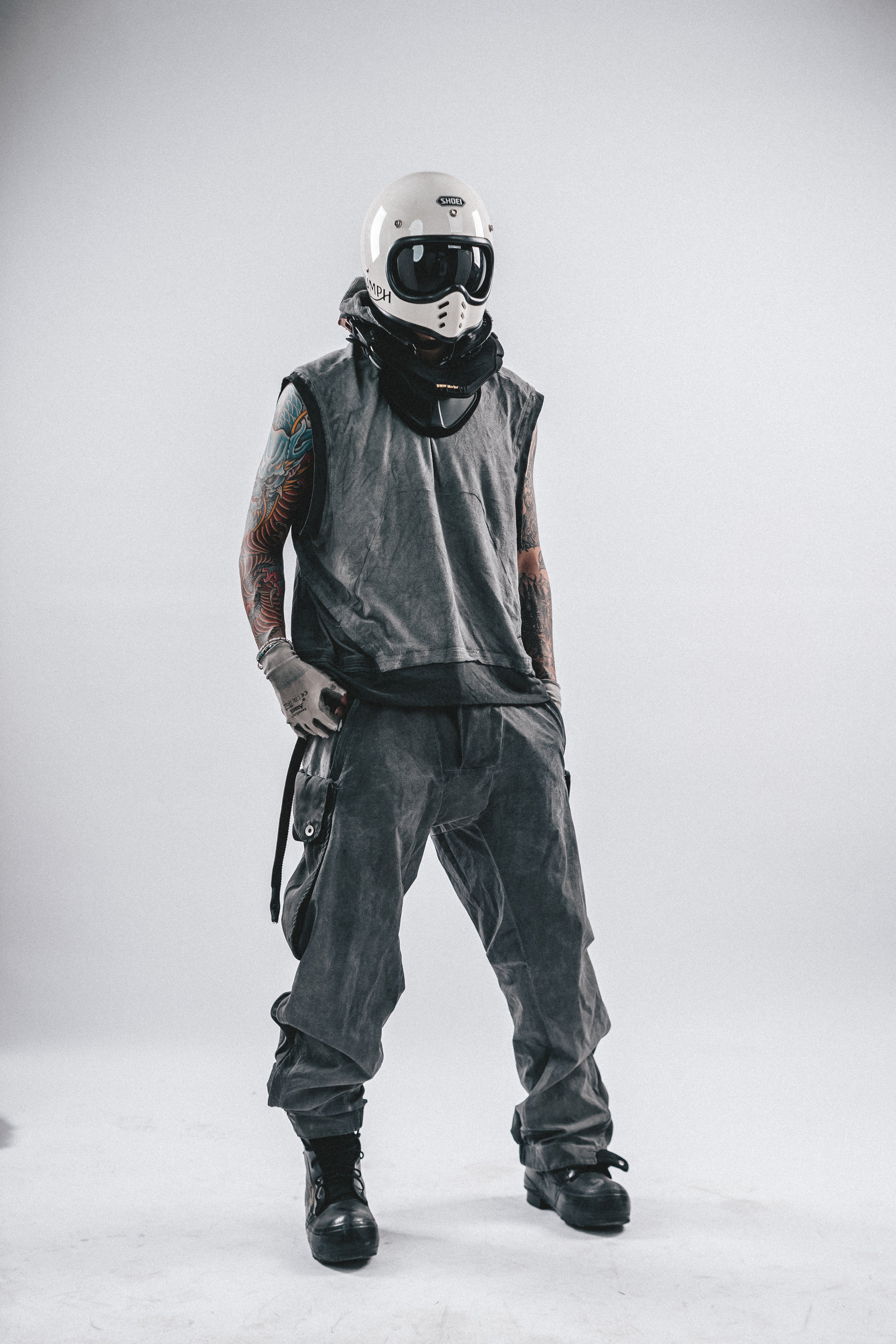 T-SHIRT CON CAPPUCCIO E TOPPE DRKLEI