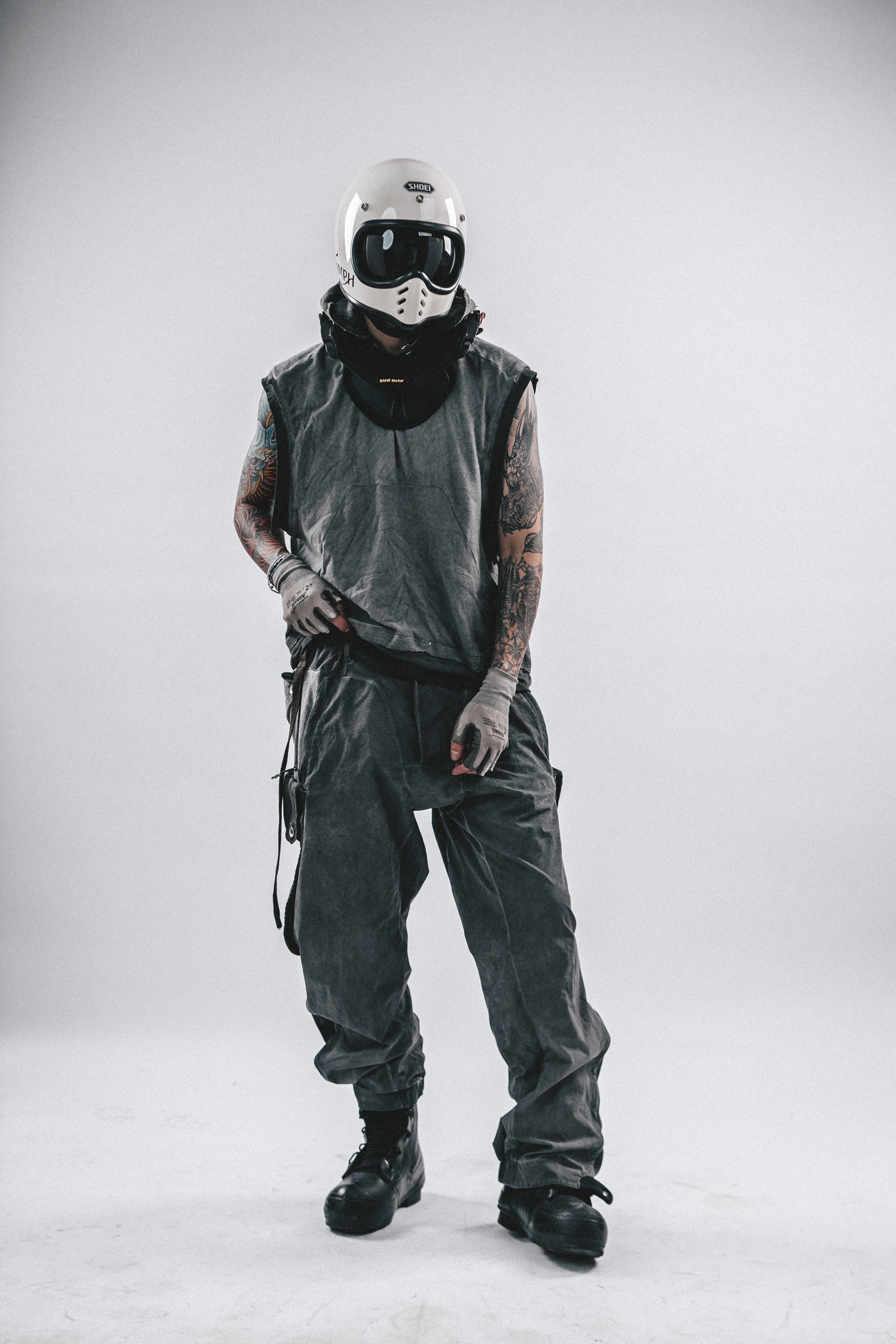 T-SHIRT CON CAPPUCCIO E TOPPE DRKLEI