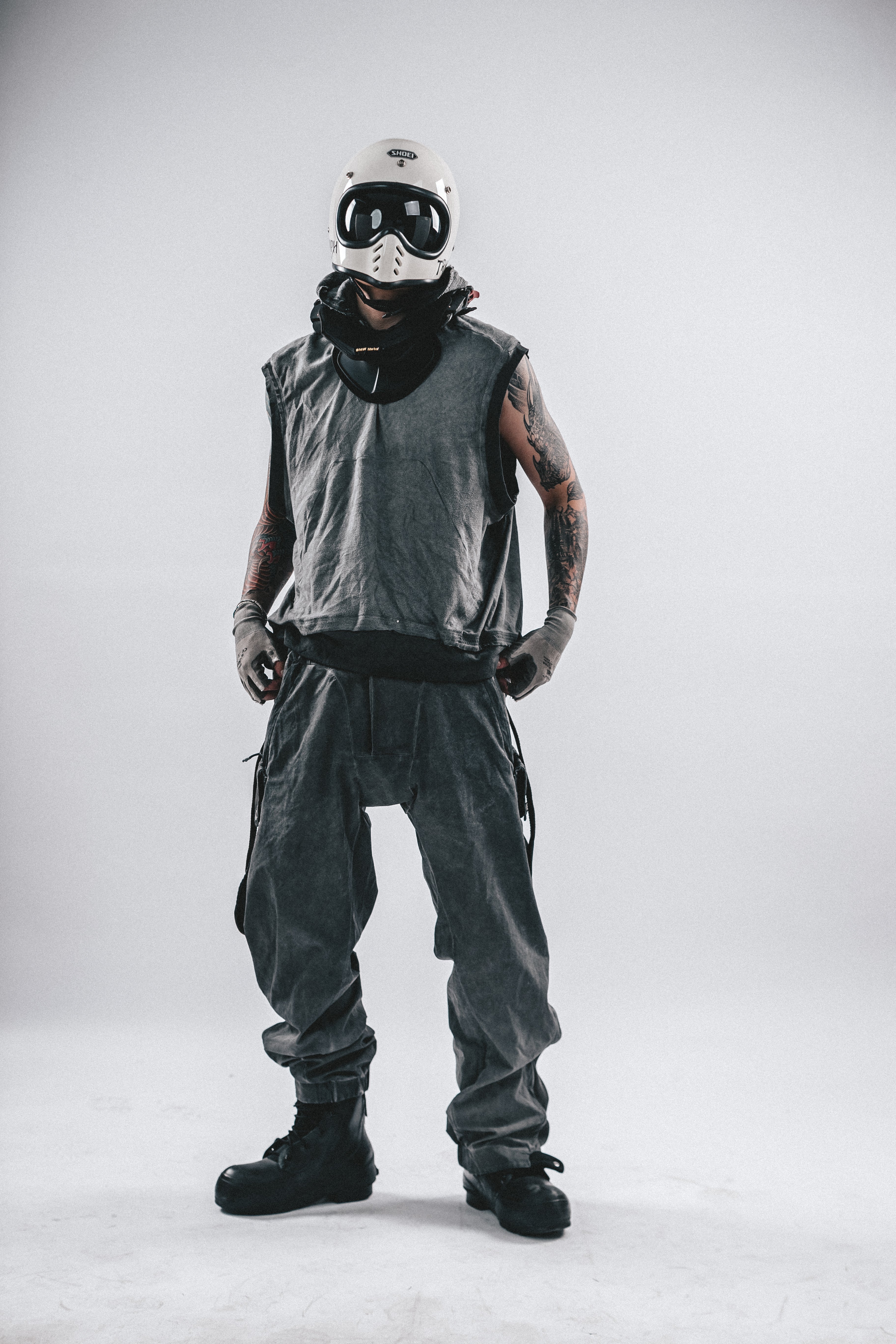 T-SHIRT CON CAPPUCCIO E TOPPE DRKLEI