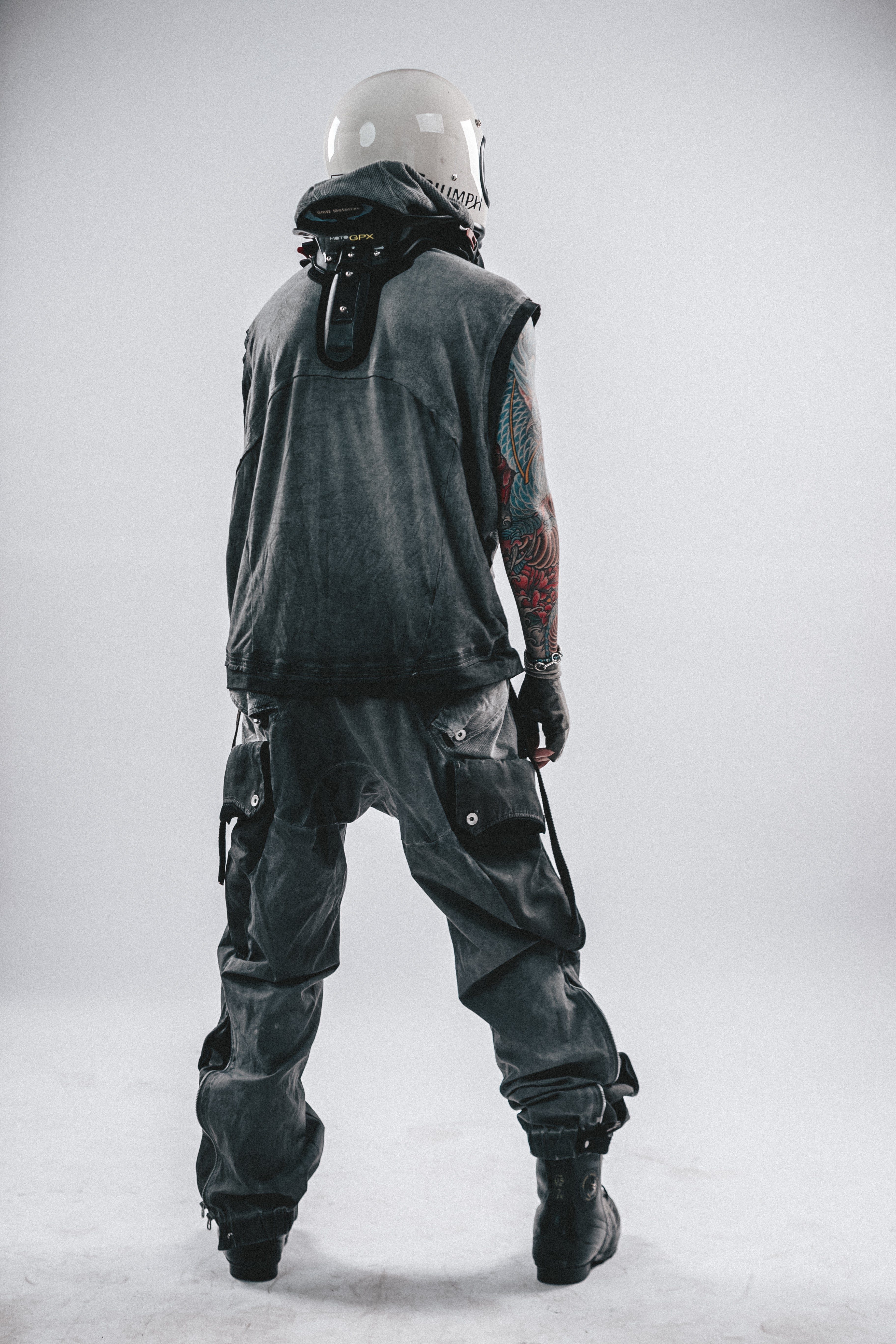 T-SHIRT CON CAPPUCCIO E TOPPE DRKLEI