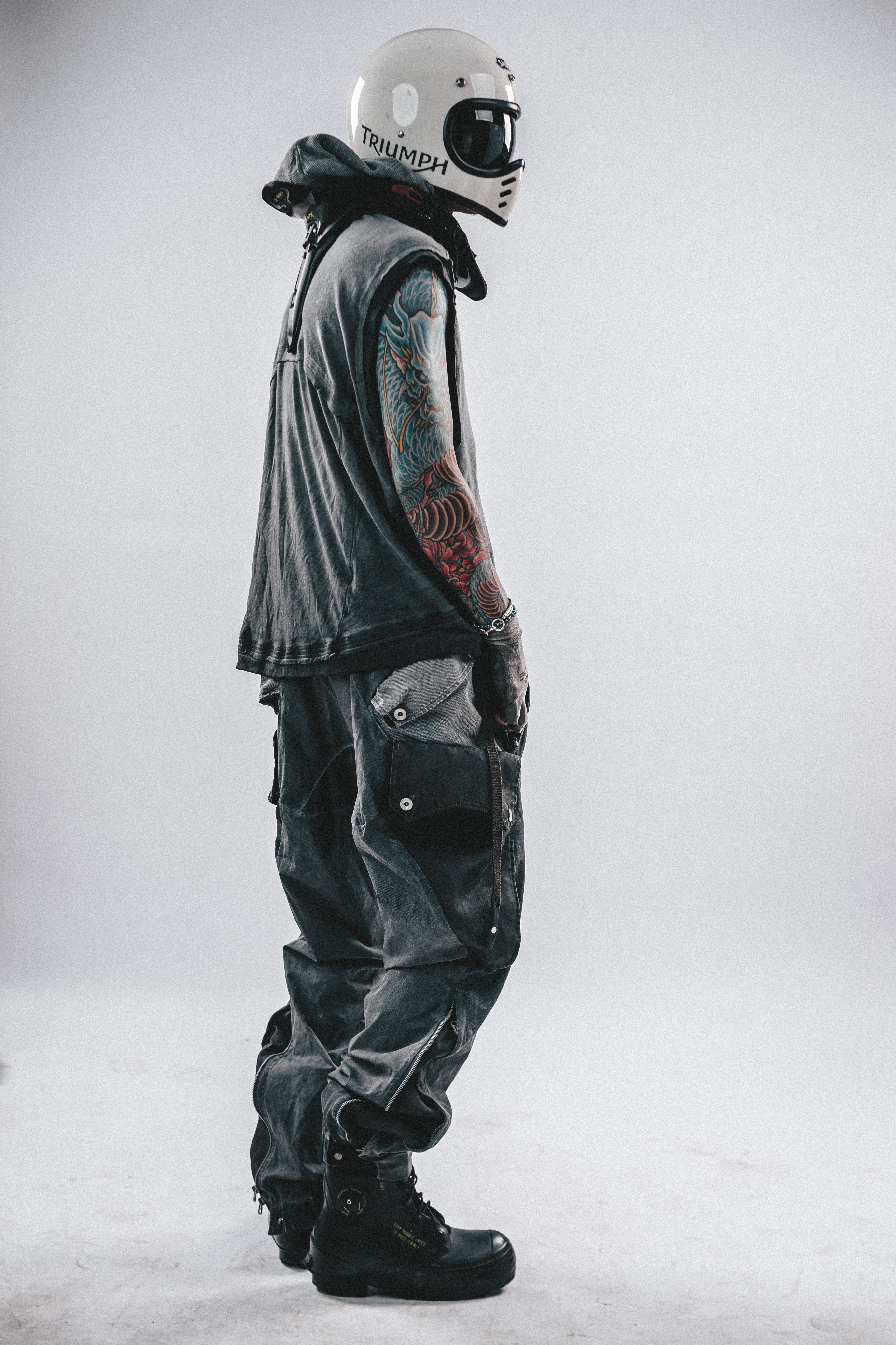 T-SHIRT CON CAPPUCCIO E TOPPE DRKLEI