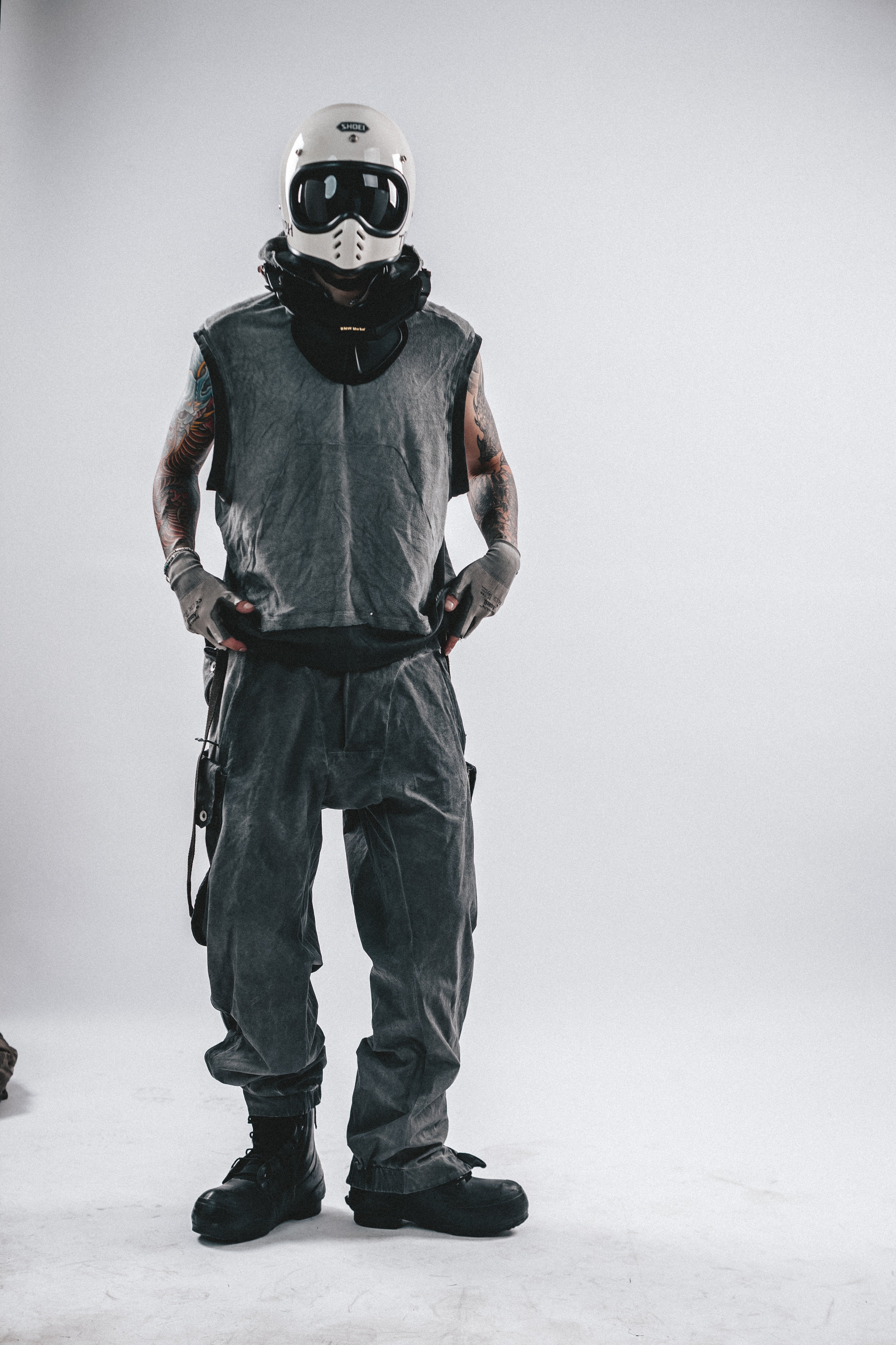 T-SHIRT CON CAPPUCCIO E TOPPE DRKLEI