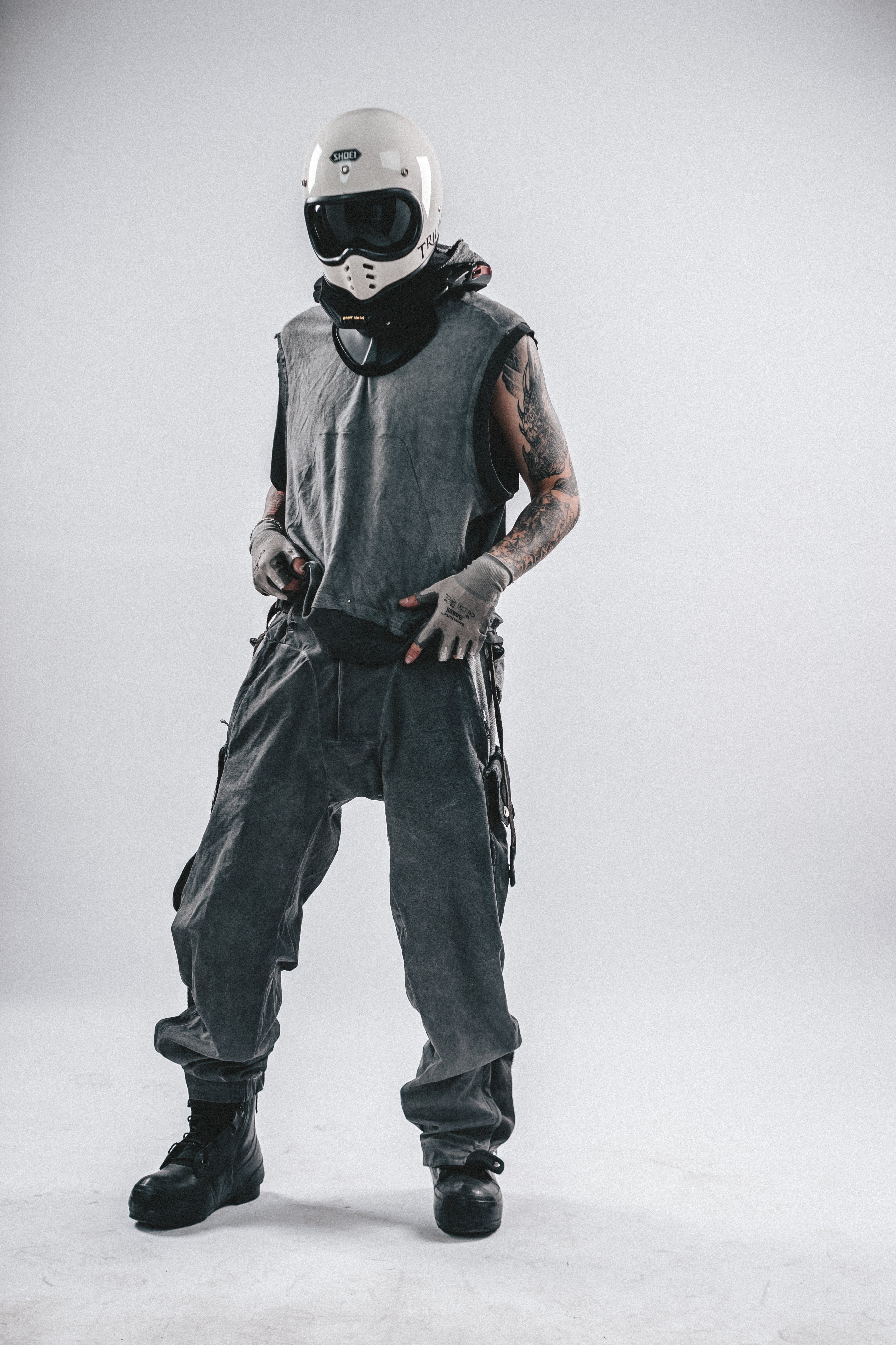 T-SHIRT CON CAPPUCCIO E TOPPE DRKLEI